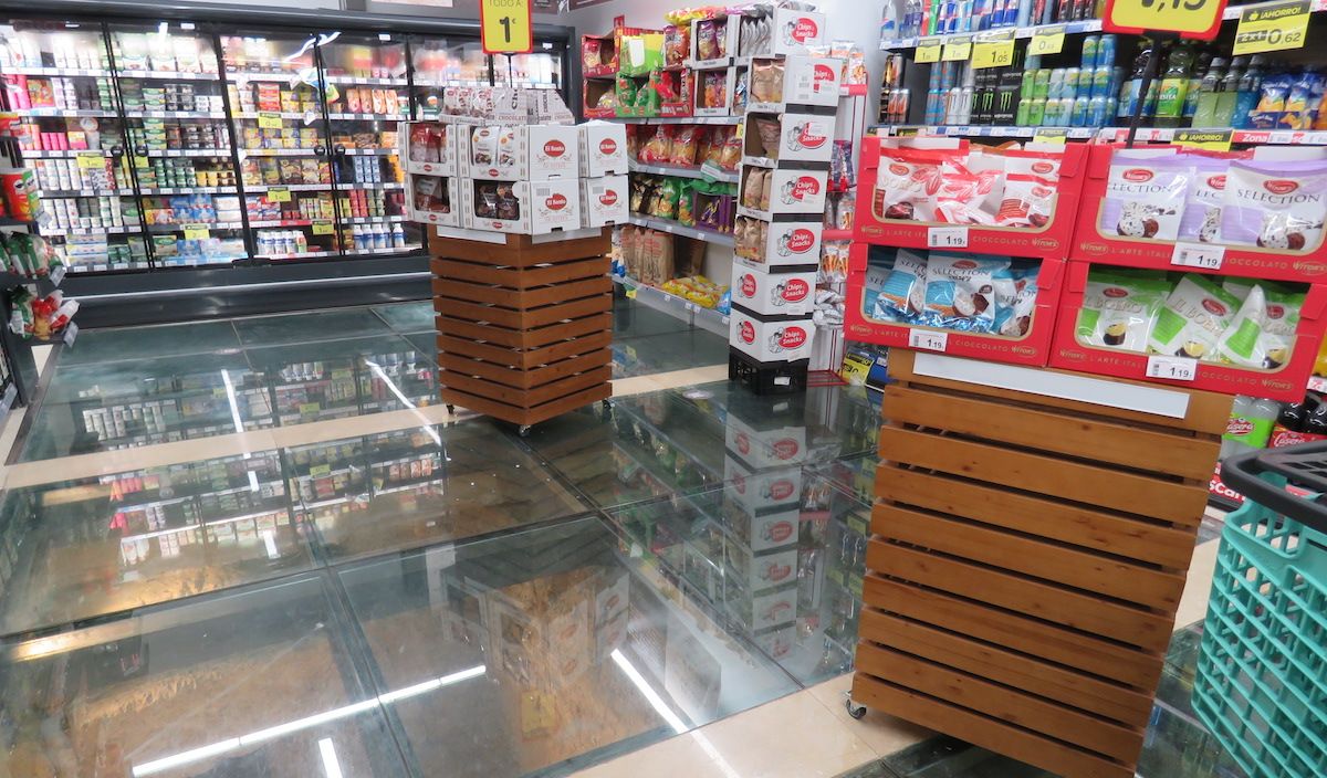 Restos arqueológicos de la muralla de Huelva, entre paquetes de patatas en un supermercado.