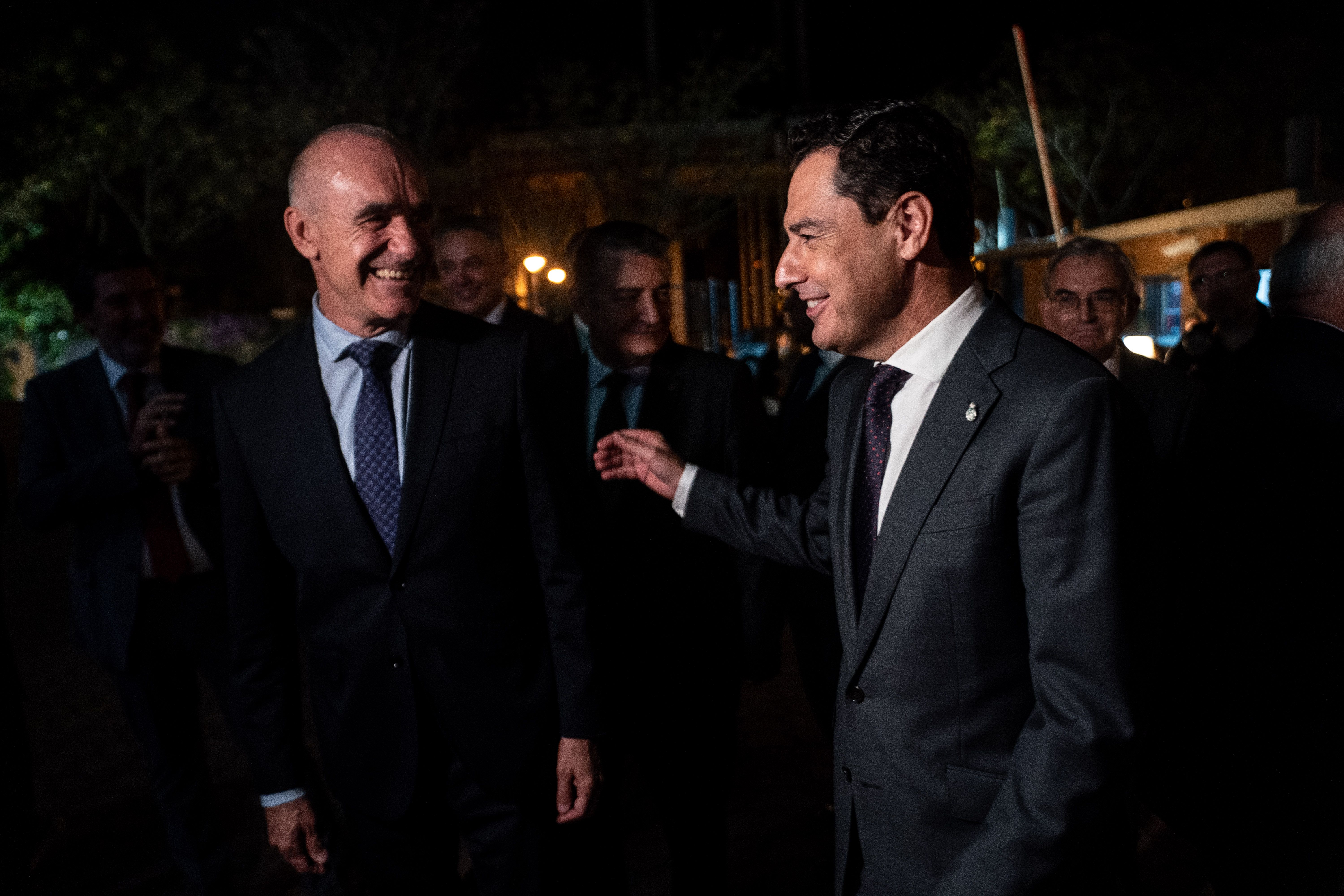 Juanma Moreno junto a Antonio Muñoz, alcalde de Sevilla.