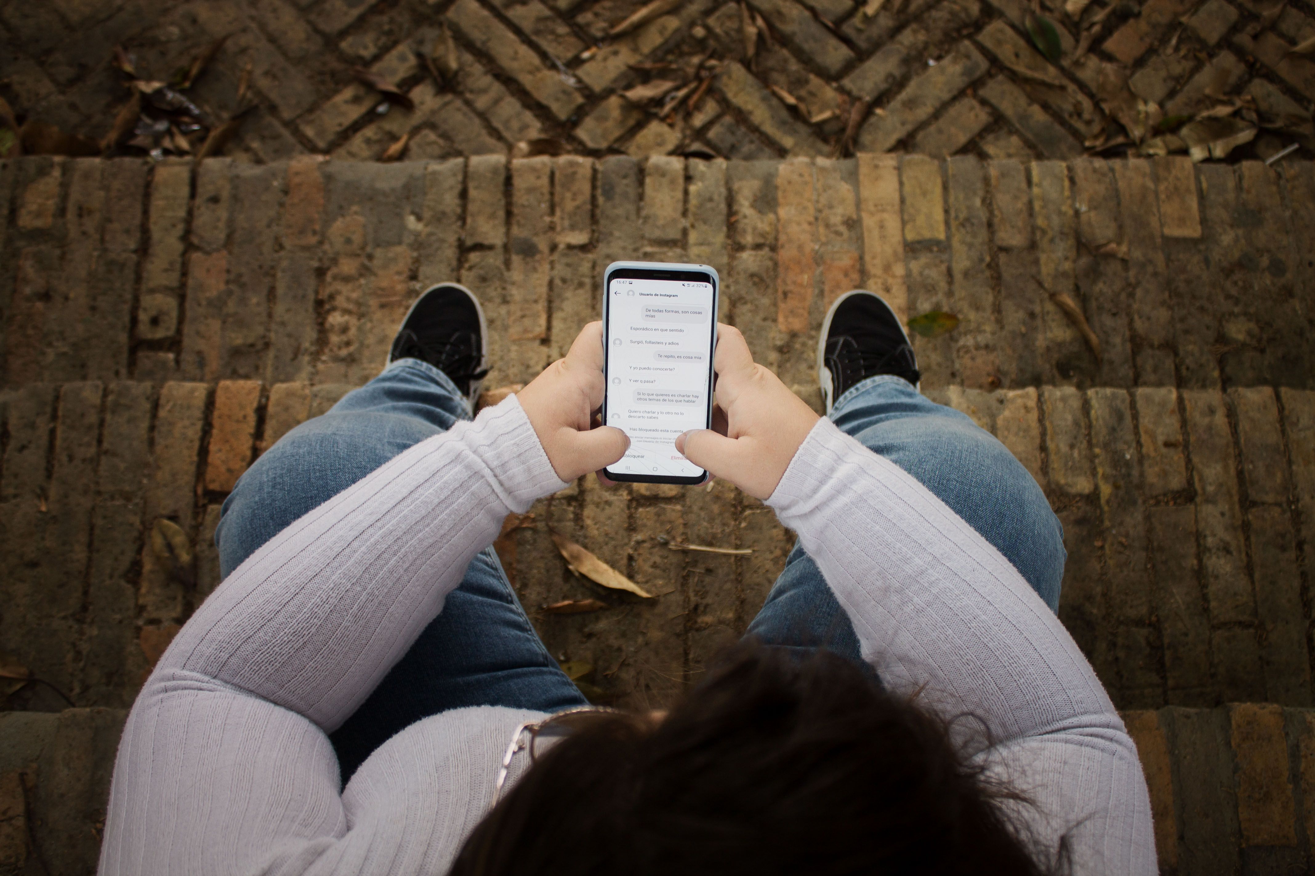 Raquel, con los mensajes de su ciberacosador. 
