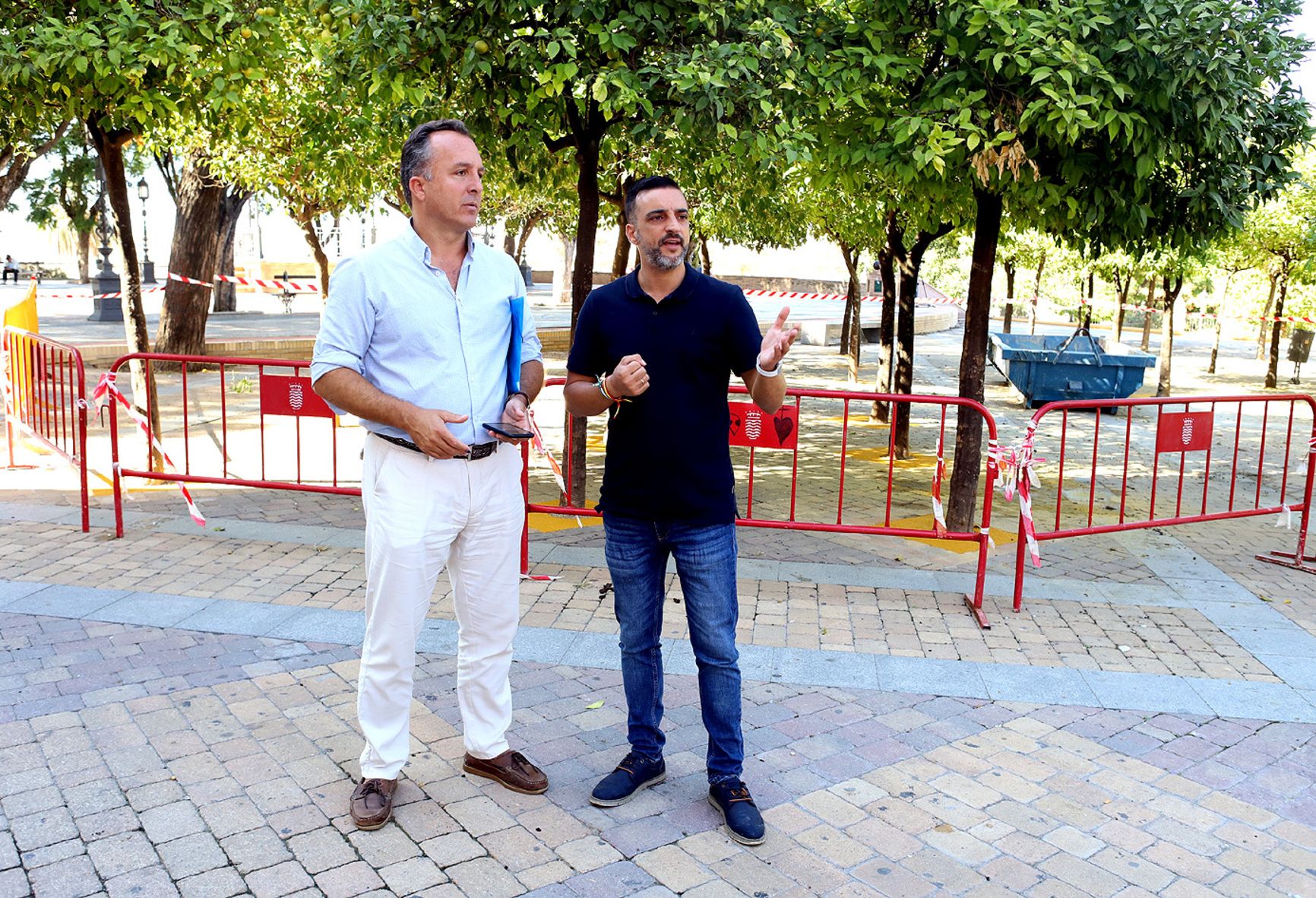 Mejoras de acerados y alcorques en el entorno del Alcázar de Jerez. José Antonio Díaz ha supervisado la intervención en curso.