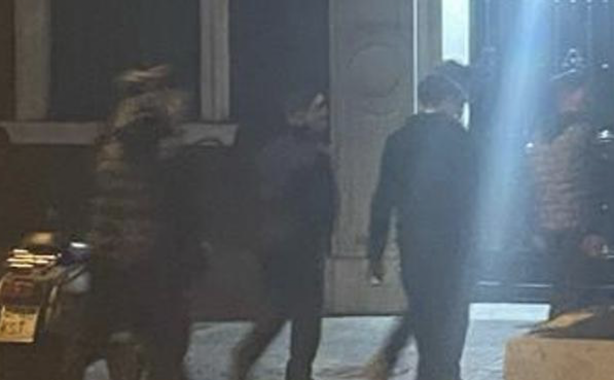 Jóvenes de negro y con máscaras en Los Remedios, en Sevilla, el pasado lunes.  JUJO / TWITTER