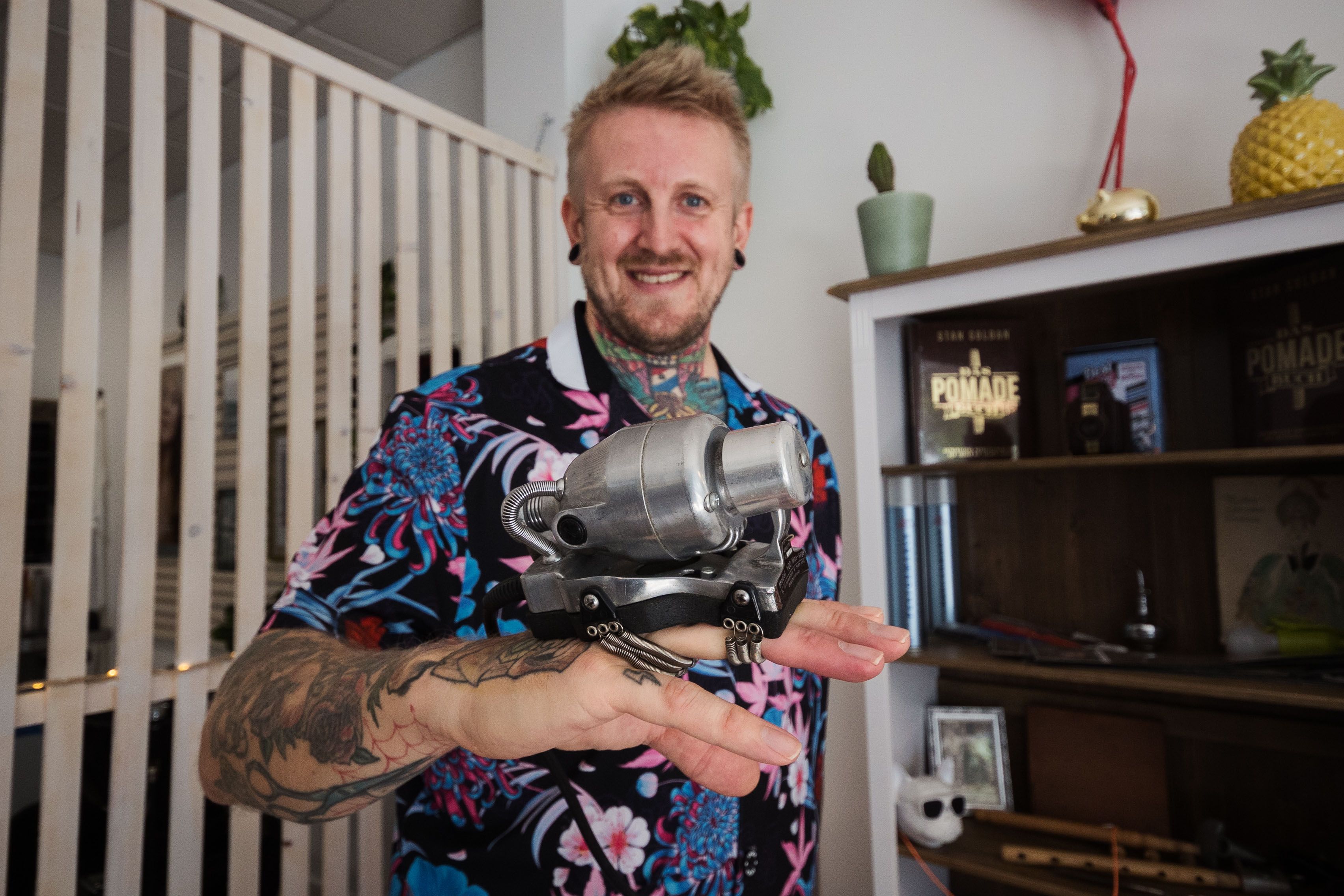 Sascha enseña una máquina para dar masajes en la cabeza.