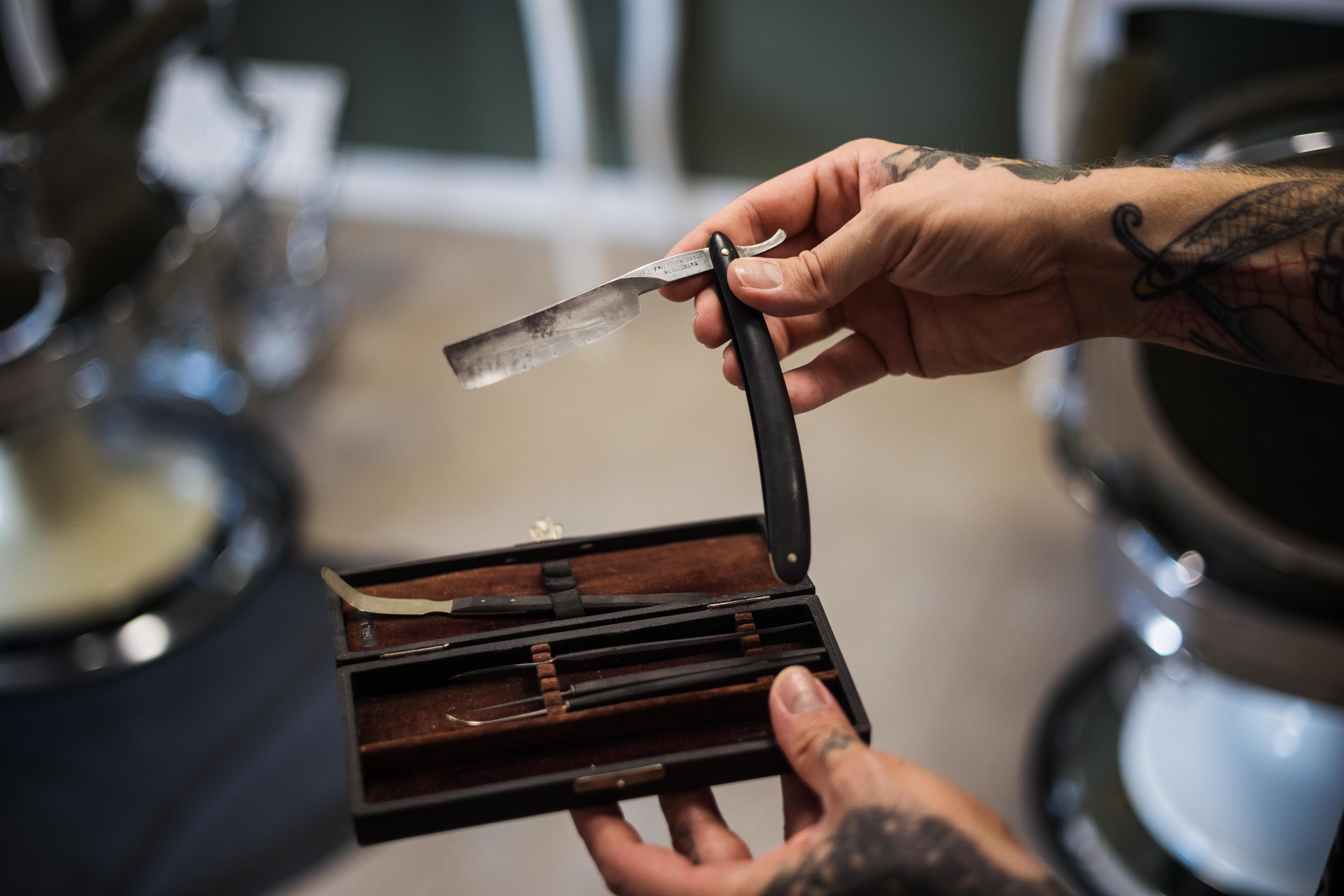 Una de las navajas antiguas que el alemán conserva.