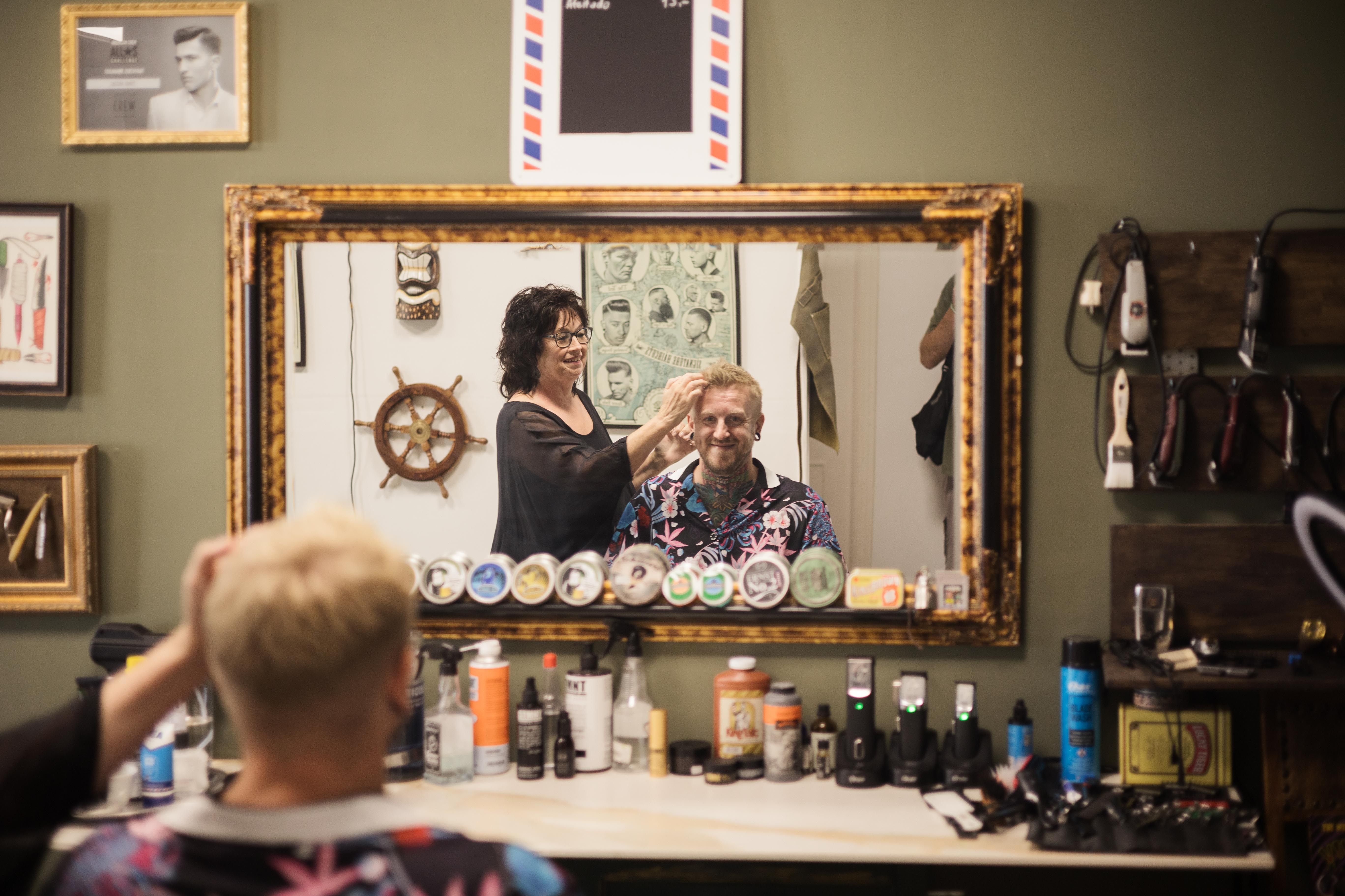 Los alemanes, Hildee y Sascha, madre e hijo, en la peluquería Serendipia, en Chiclana.