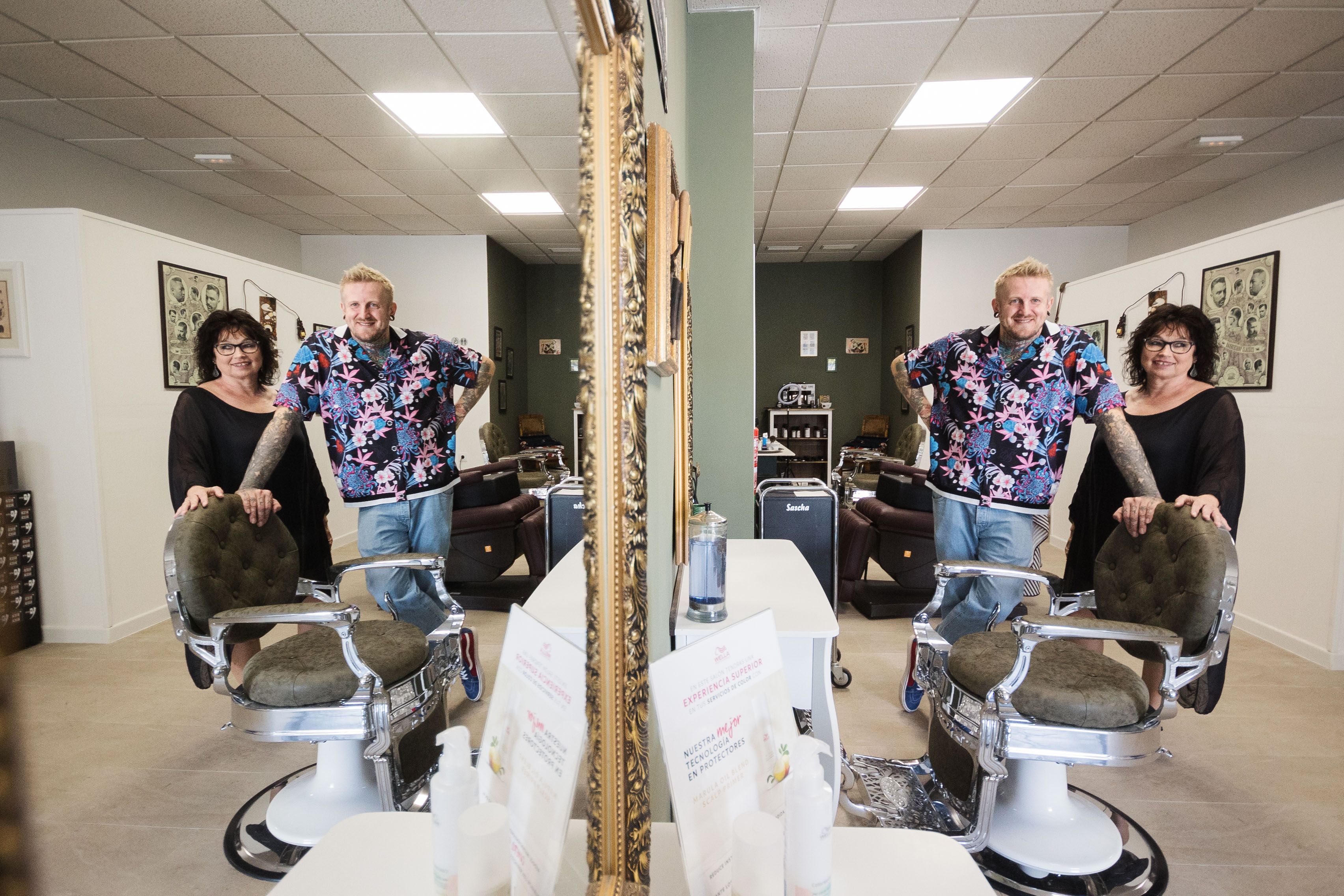 Madre e hijo posan frente a uno de los espejos de la peluquería.