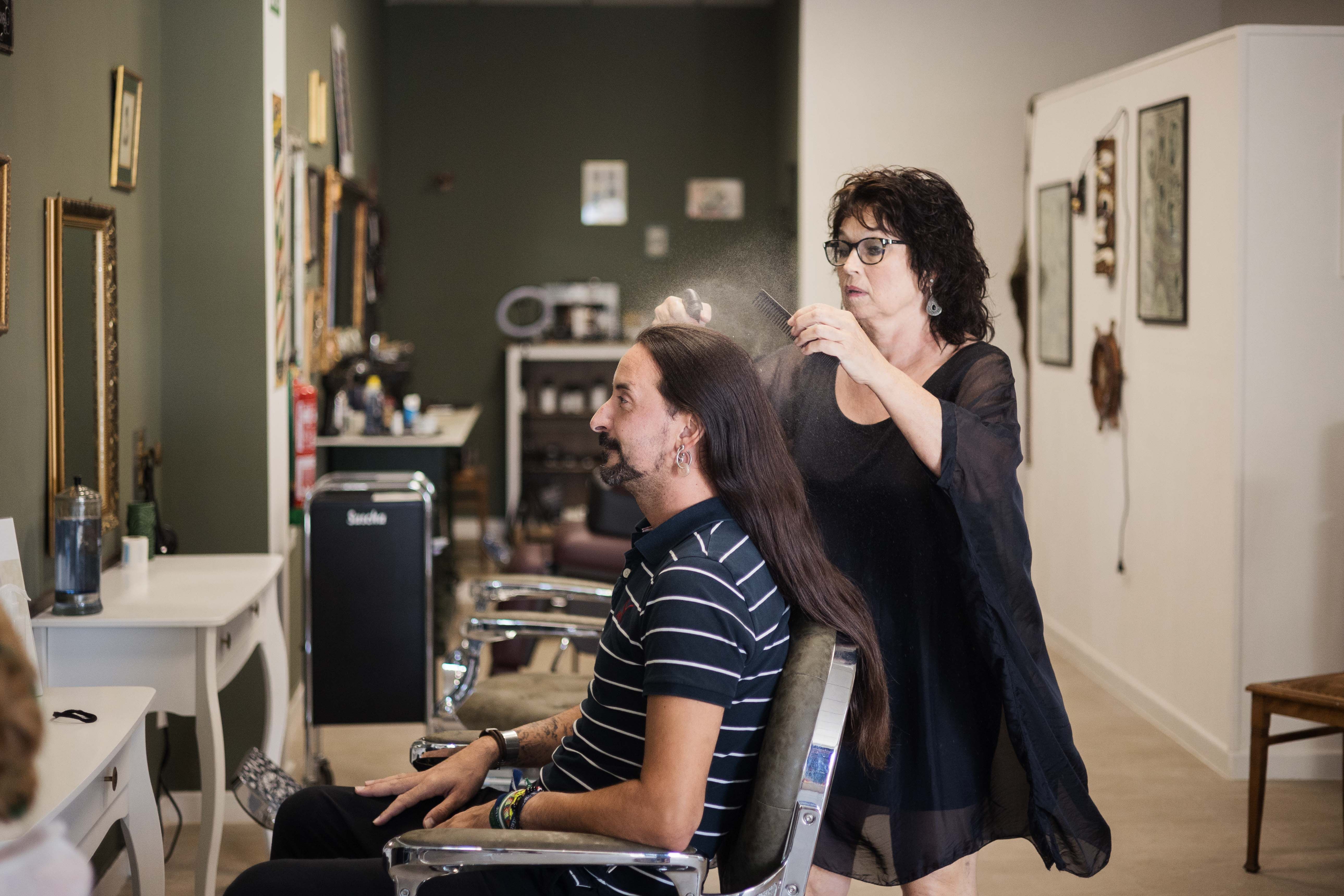 La alemana realiza trenzas vikingas a Marcos.