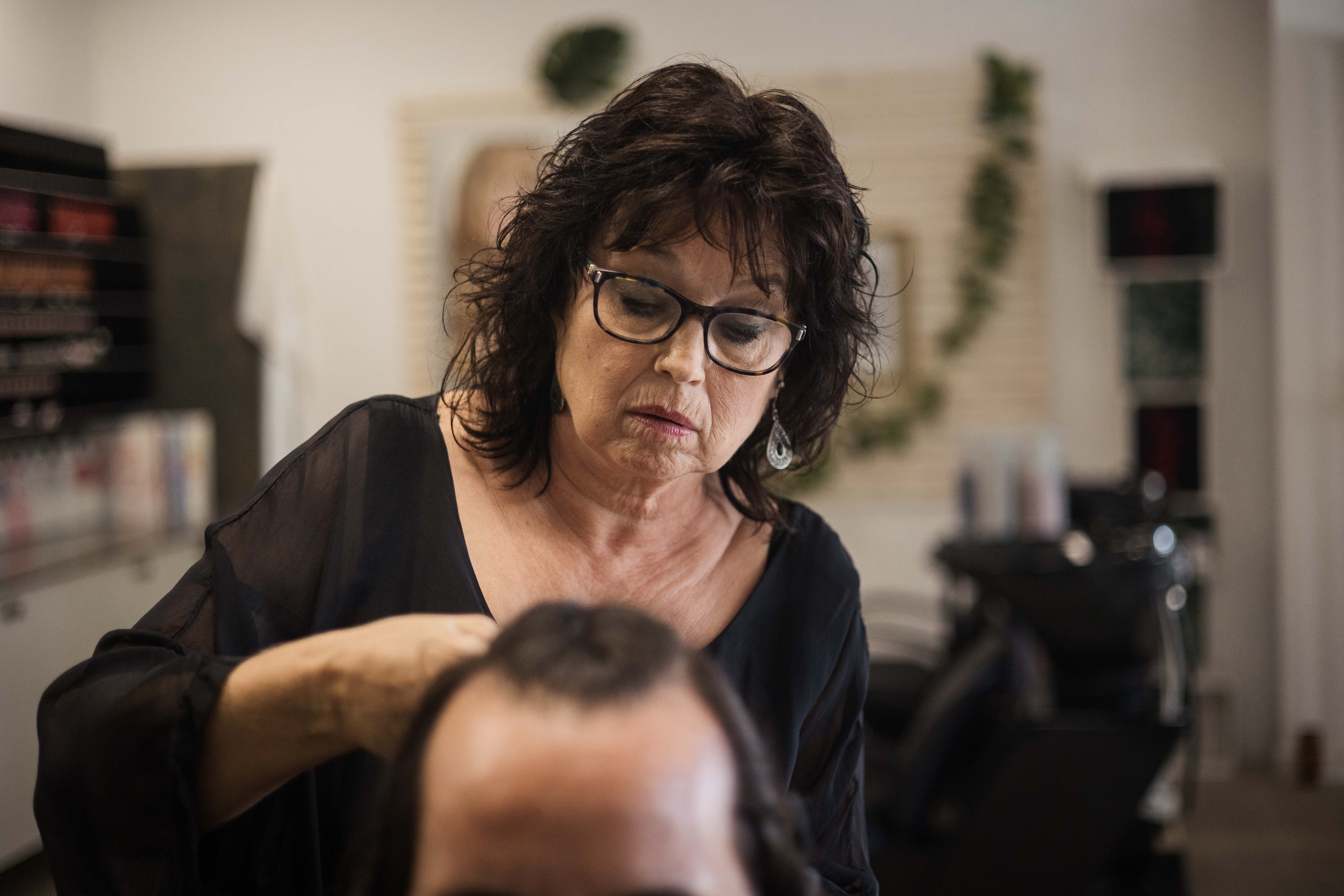 Hildee concentrada en las trenzas vikingas.