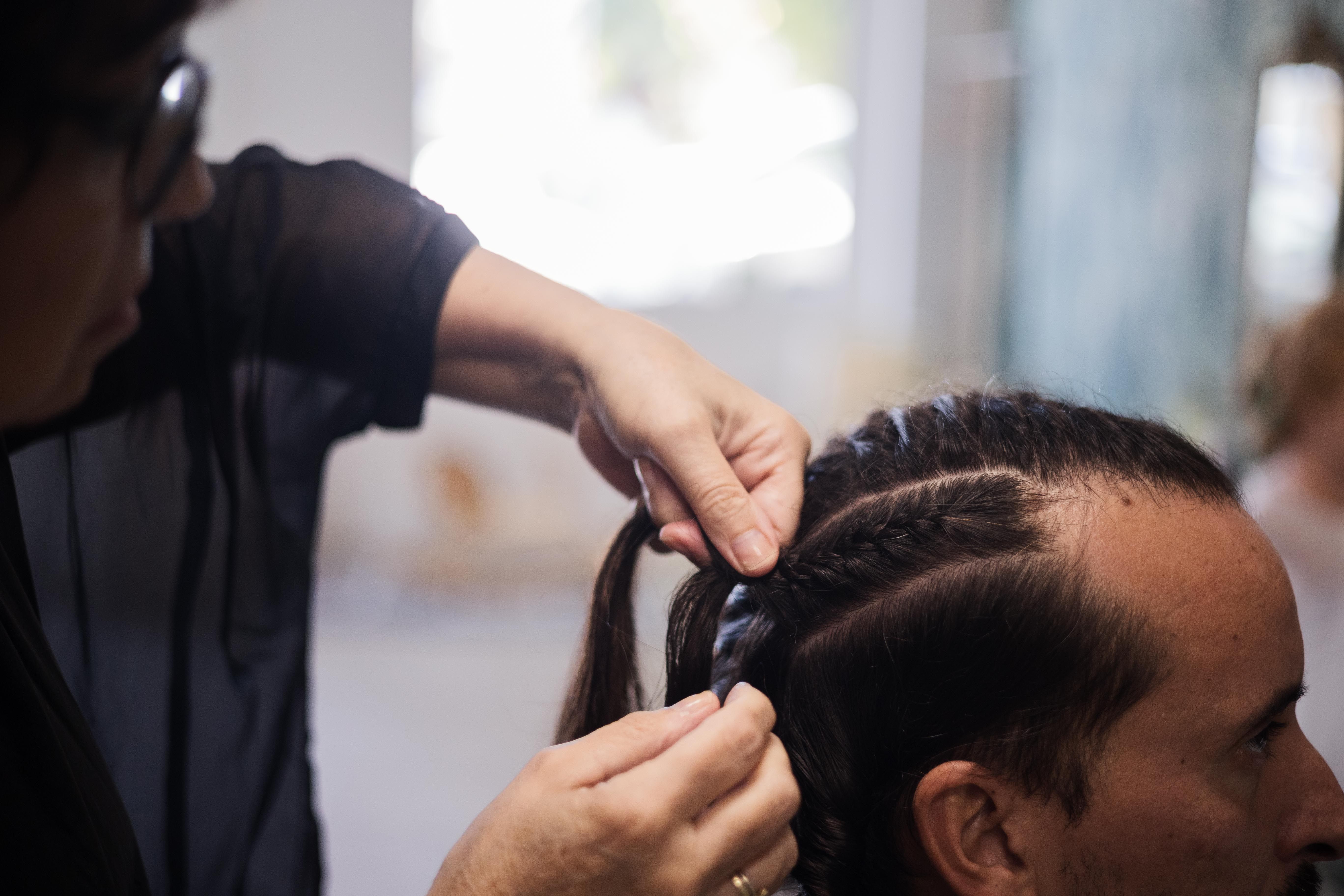 Detalle de las manos de Hildee en plena creación.