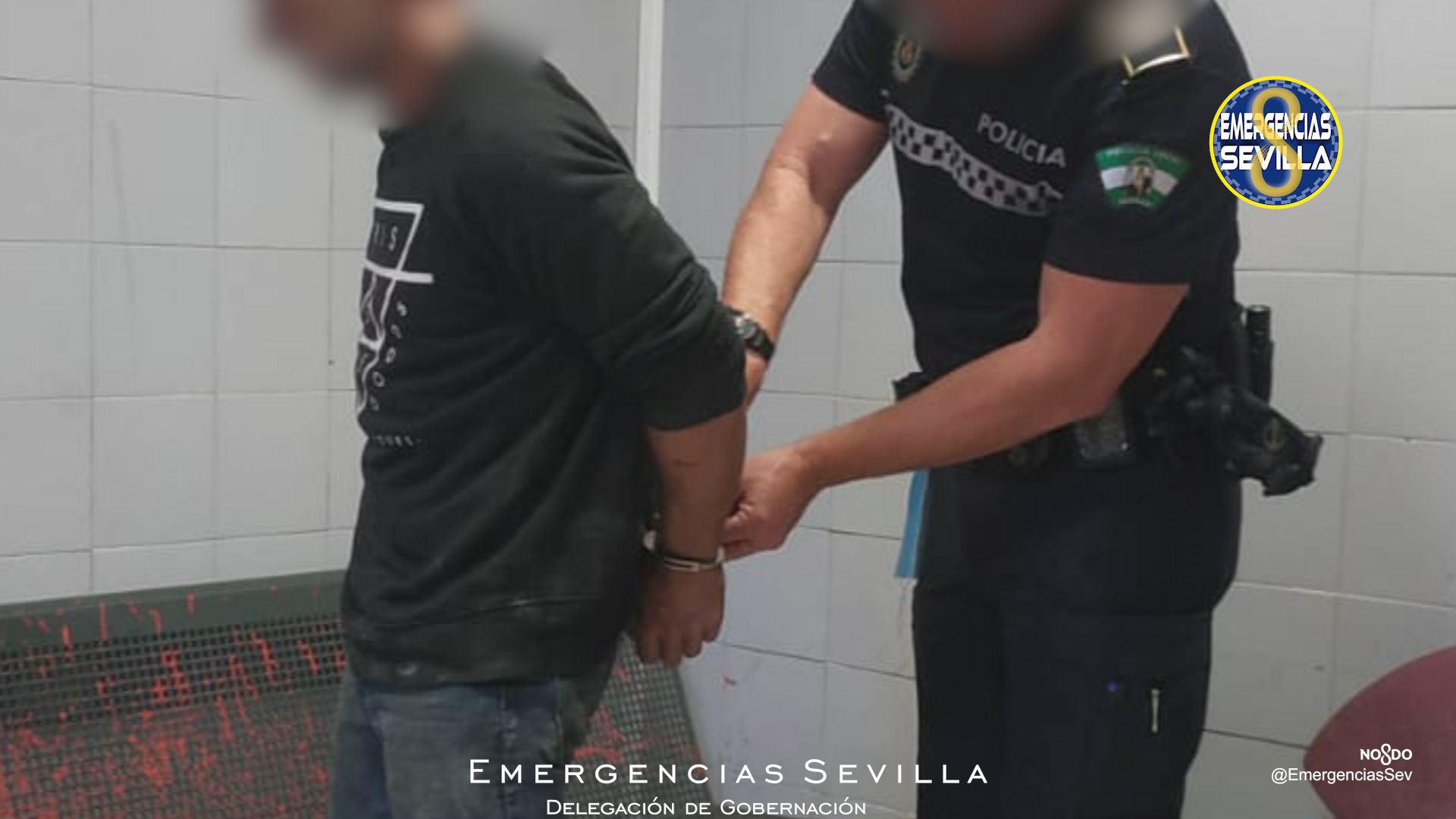 El reincidente ladrón, en el momento de su detención tras robar unas tuberías de gas.
