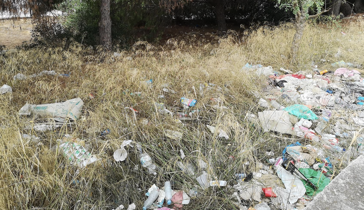 Así está el entorno de un centro de salud en Jerez: acumulación insalubre de basuras.