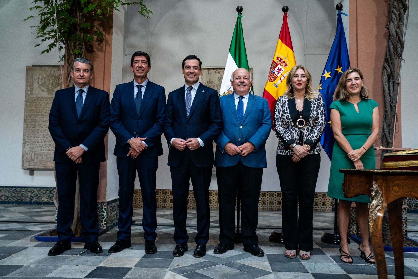Juan Marín toma posesión como presidente del CES acompañado del presidente Juanma Moreno y de otros altos representantes del Gobierno andaluz y del Parlamento, como el presidente Jesús Aguirre.