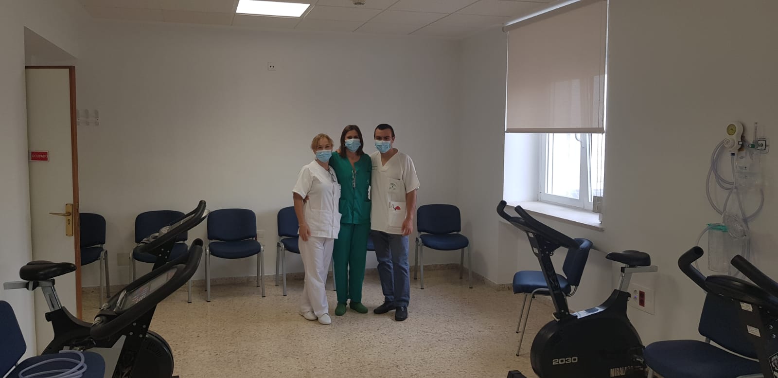 El equipo de sanitarios en la nueva  Unidad de Rehabilitación Cardíaca, en el Hospital universitario Puerta del Mar en Cádiz.