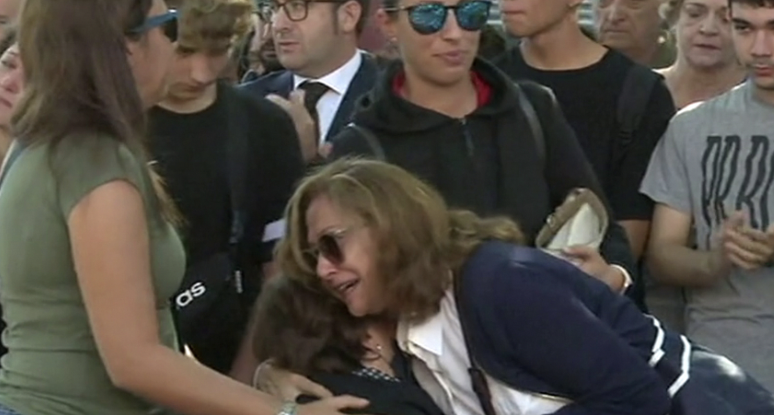 La madre de Jesús, que halló muerto en la puerta de casa a su hijo: "No lo entiendo, no puedo". Escenas de dolor en Palomares del Río.