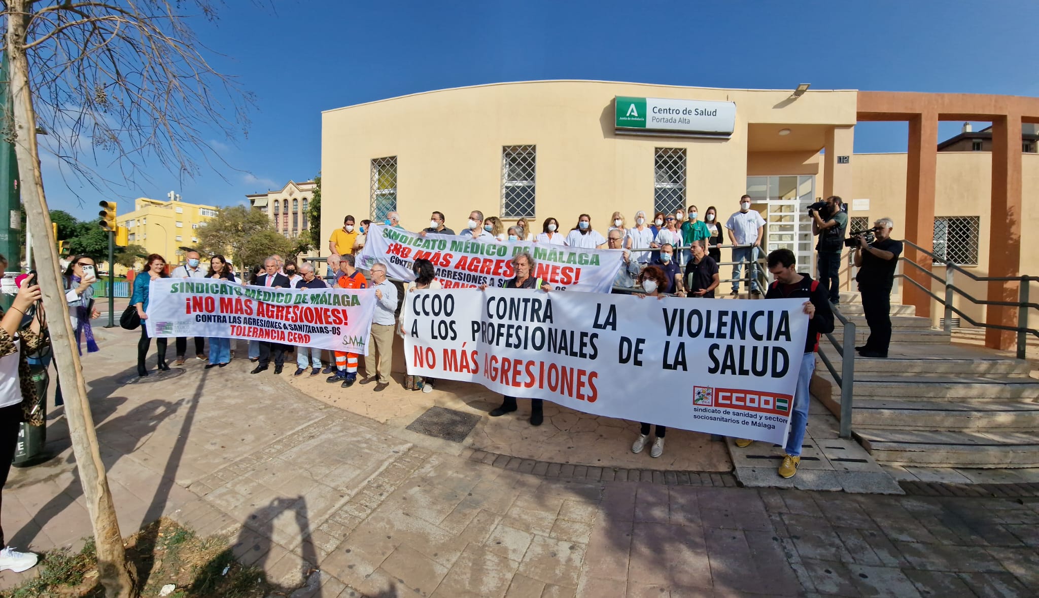 Concentración en Málaga contra los insultos y amenaza de muerte a una doctora.