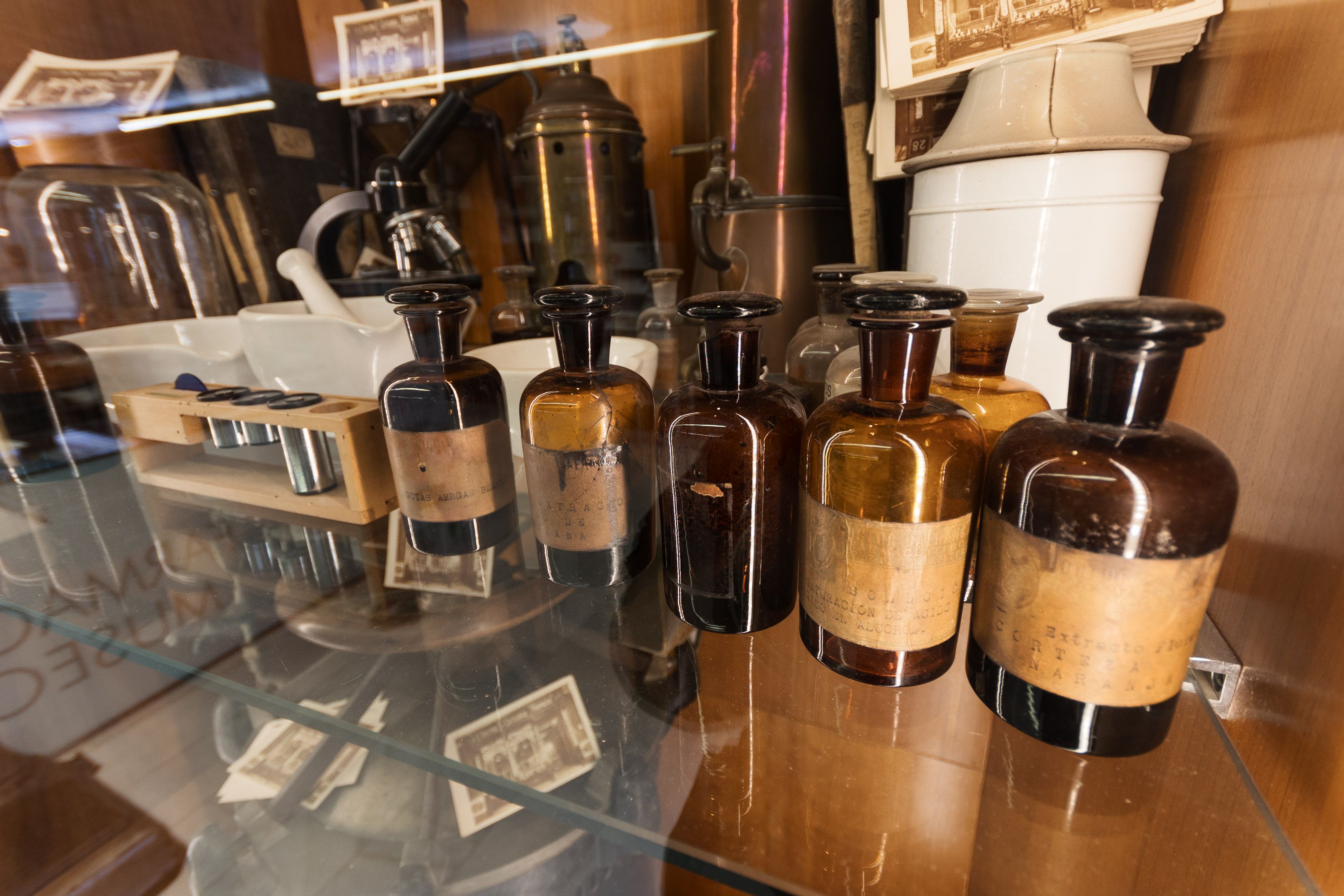 Algunos de los antiguos productos farmacéuticos que se conservan en vitrinas.    MANU GARCÍA