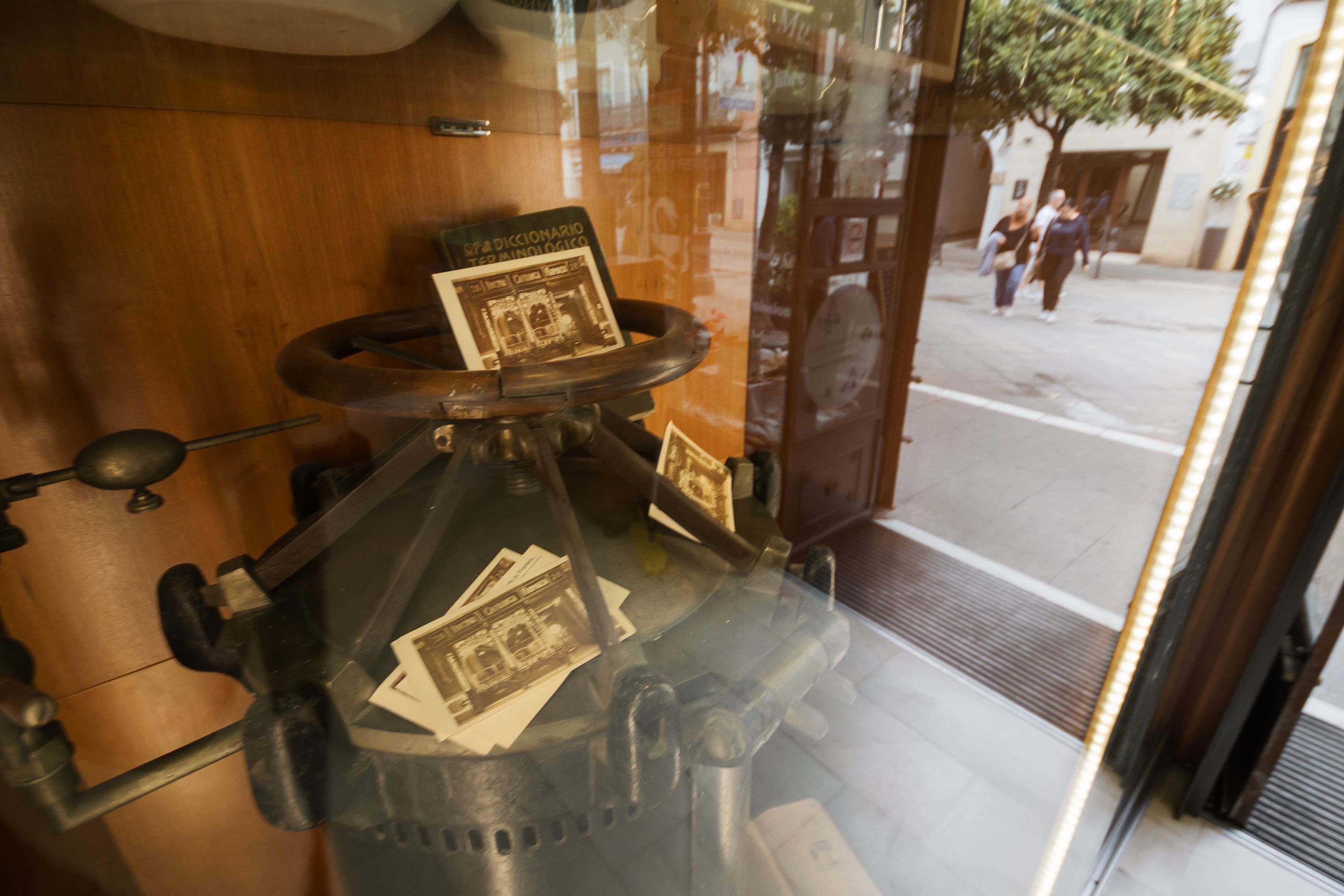 Fotografías que enseñan los primeros momentos de la farmacia.     MANU GARCÍA