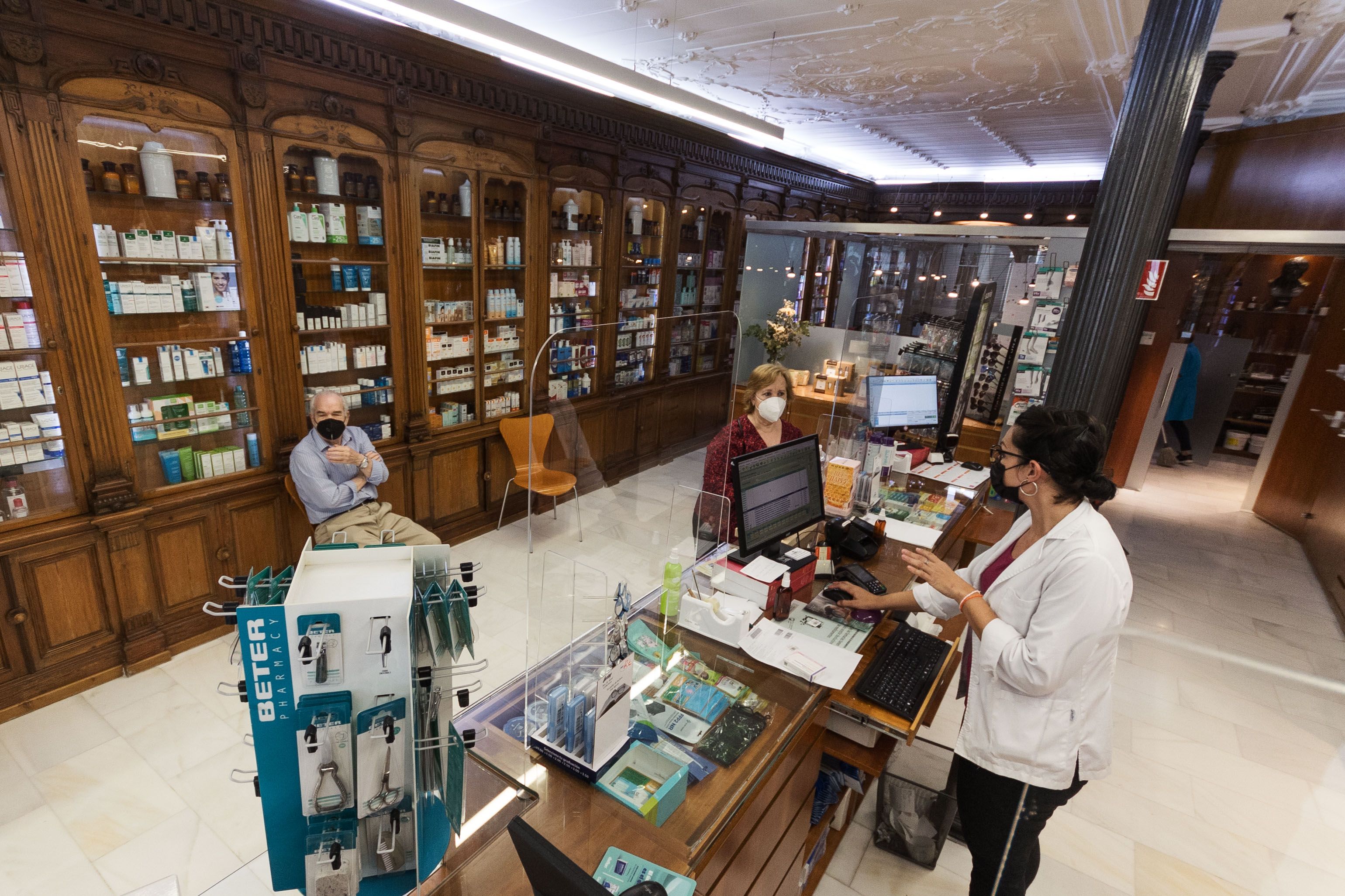 La primitivas estanterías que aun se conservan junto a la instalación más actual de los mostradores.    MANU GARCÍA