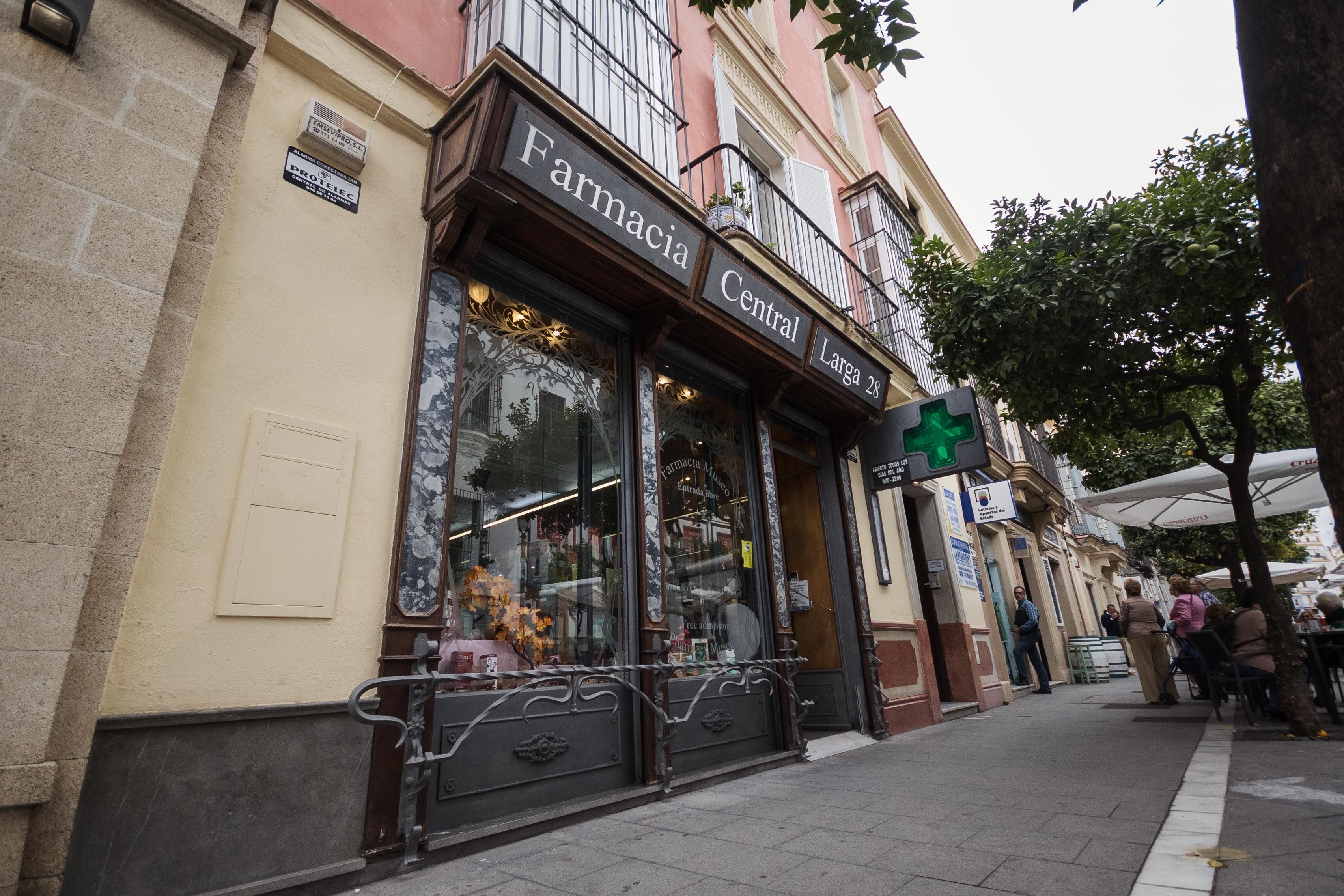 Escaparate de la Farmacia Central, que no ha variado desde su apertura.     MANU GARCÍA