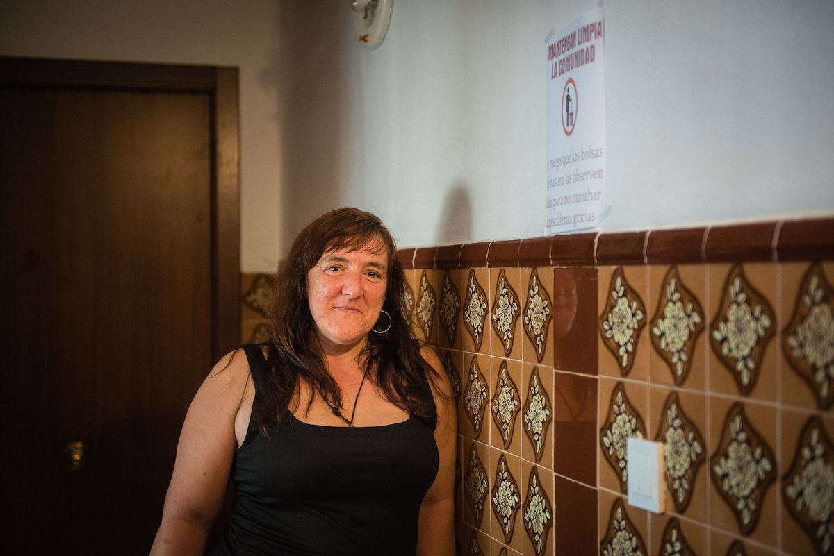 Rocío, que estuvo sin hogar más de 20 años, en la puerta de su vivienda.