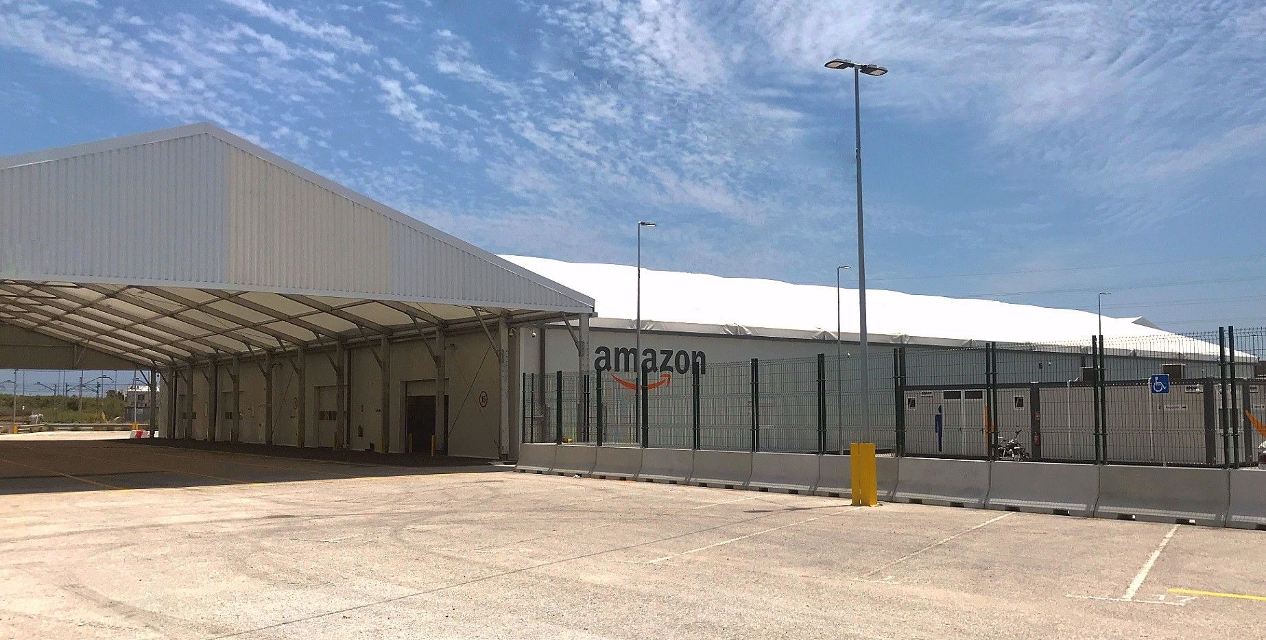 Amazon abre su nuevo centro logístico en Málaga capital para acelerar los repartos.
