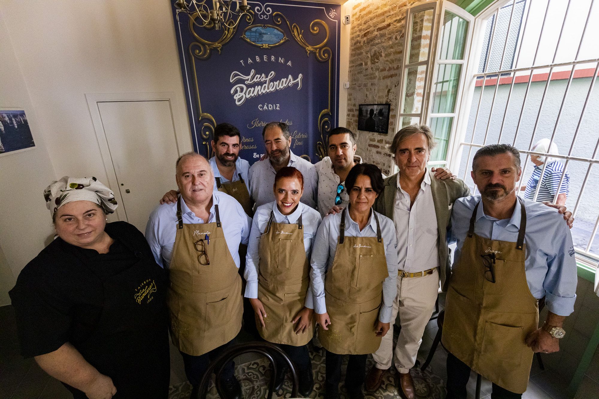 Los socios y el equipo de empleados de Las Banderas, retratados para lavozdelsur.es, en el año en el que el establecimiento reabre y celebra su 130 aniversario en La Viña de Cádiz.