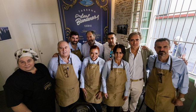 Los socios y el equipo de empleados de Las Banderas, retratados para lavozdelsur.es, en el año en el que el establecimiento reabre y celebra su 130 aniversario en La Viña de Cádiz.