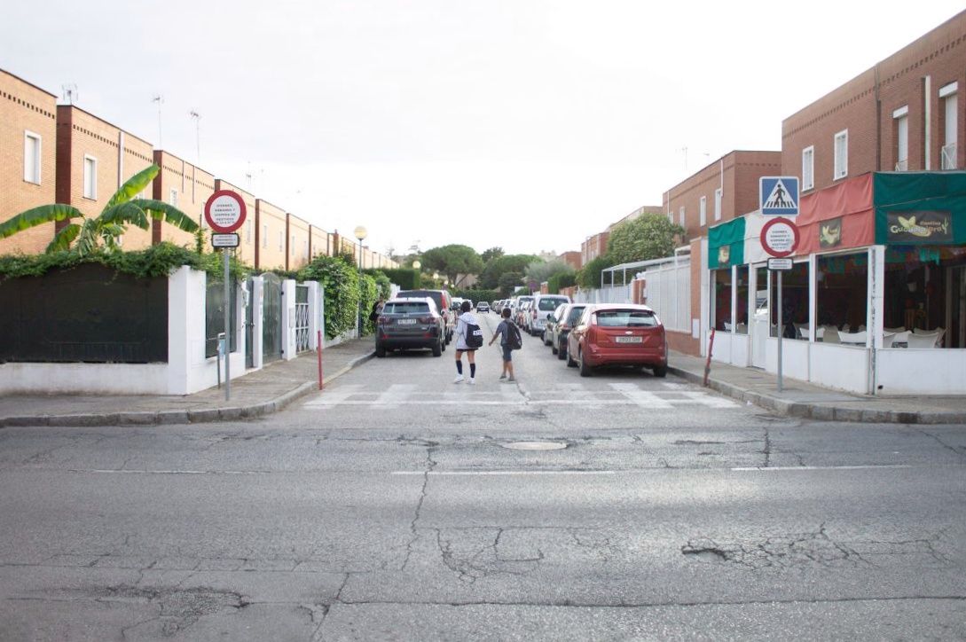 El Ayuntamiento aprueba restringir el tráfico en la calle Isabelo de Jerez.
