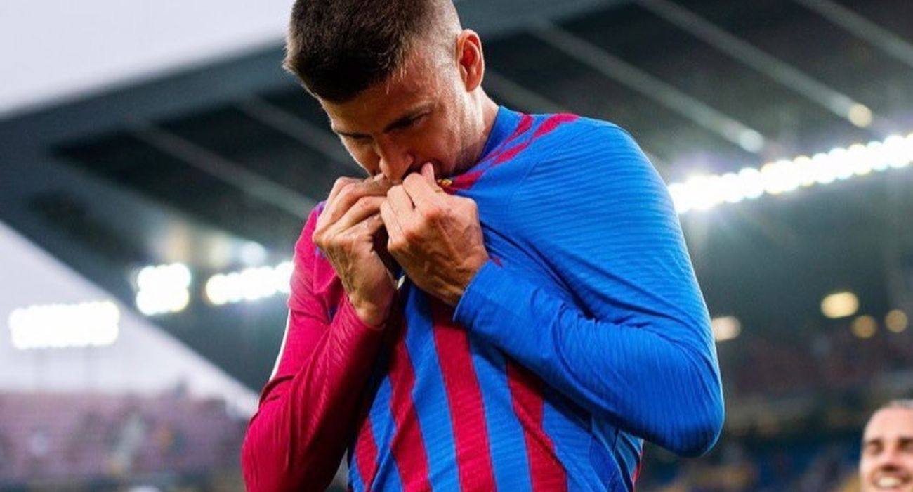 Gerard Piqué, besándose la camiseta del FC Barcelona.   @3GERARDPIQUE