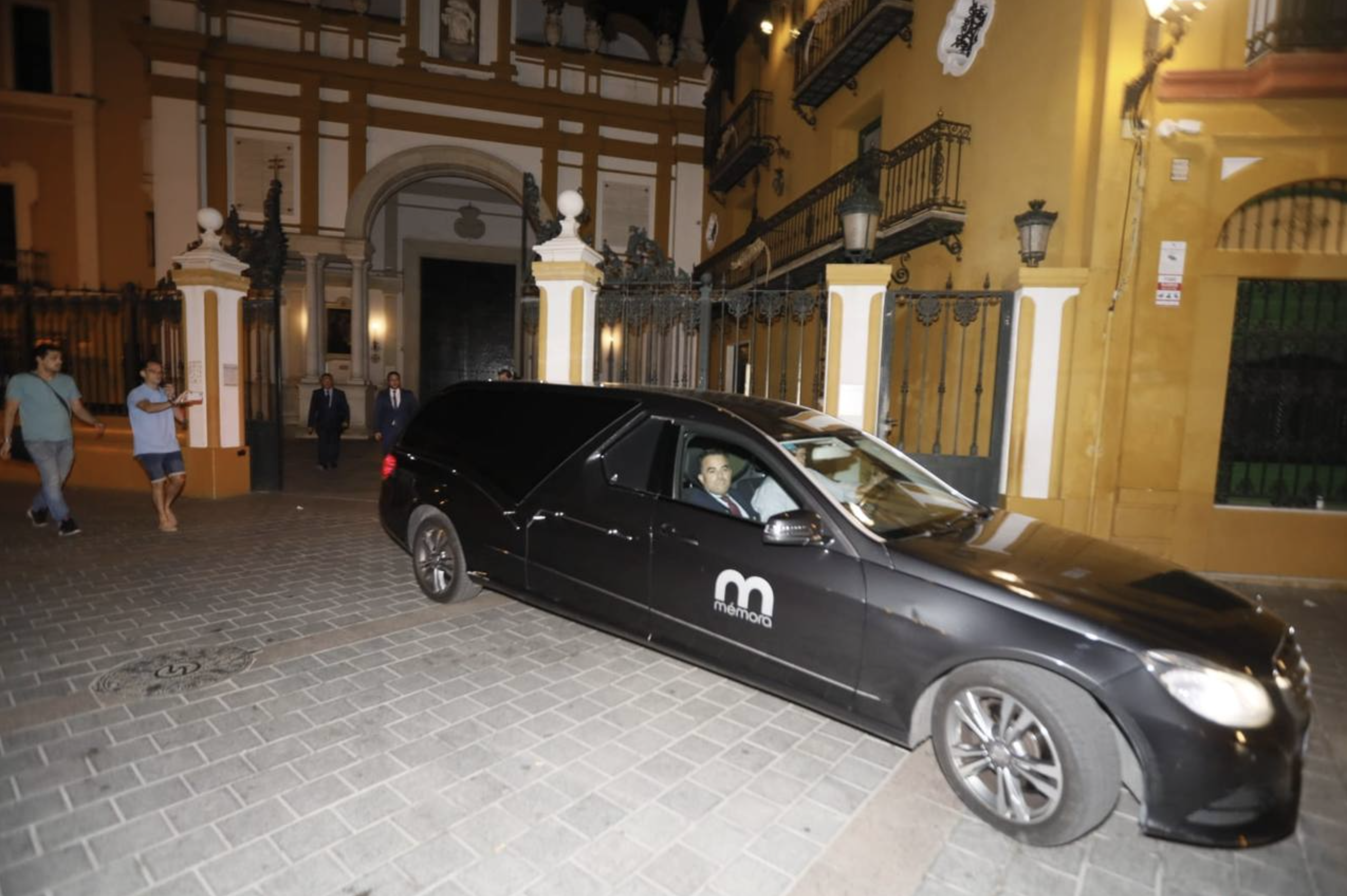 Momento de la exhumación de los restos de Queipo de Llano en la Basílica de La Macarena en Sevilla.