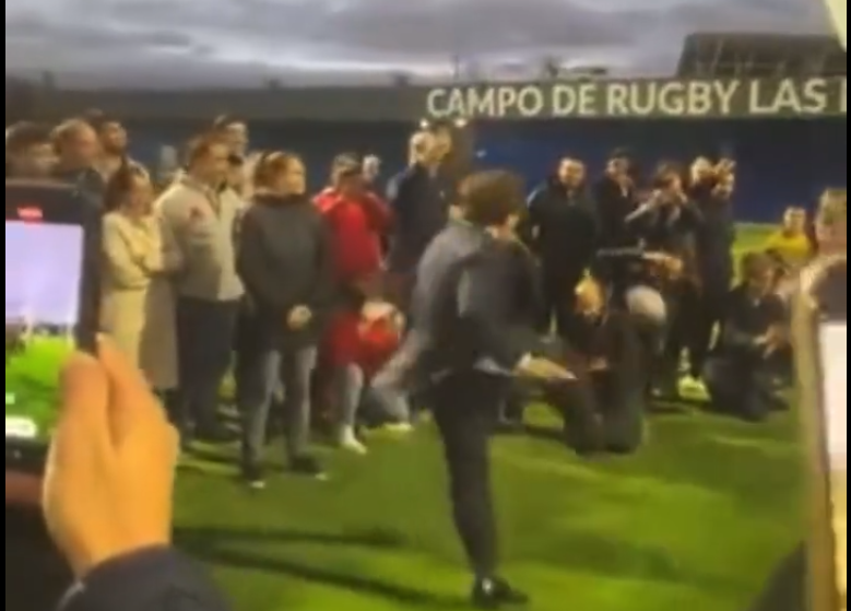 El alcalde de Madrid, José Luis Martínez-Almeida, dando un pelotazo a un fotógrafo.