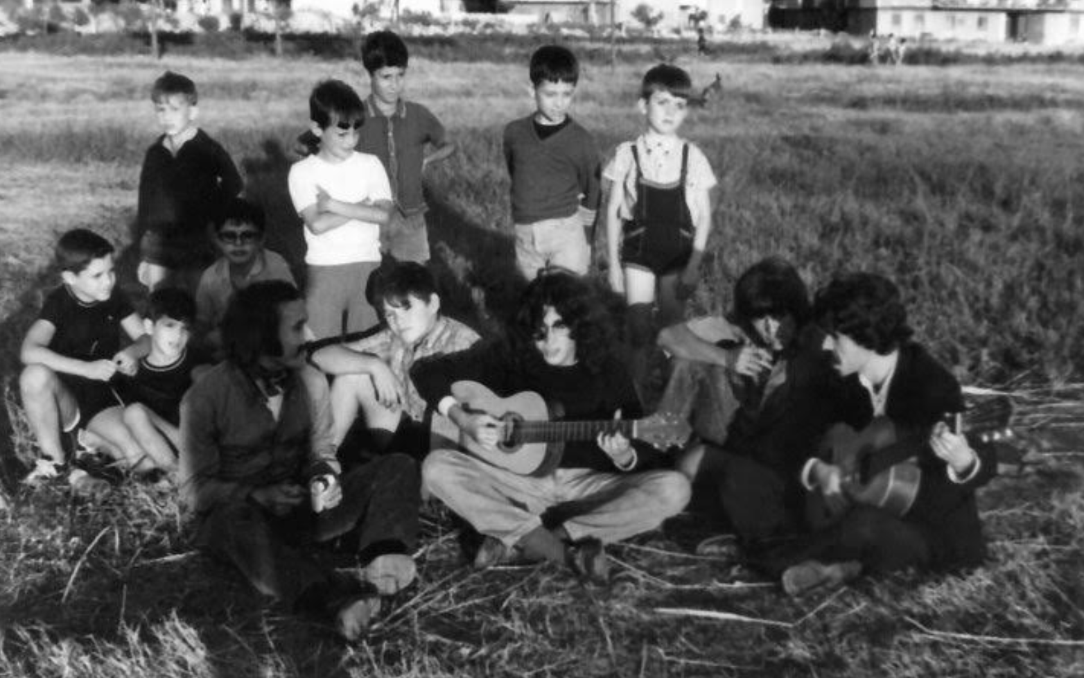 Hippies y niños en Sevilla (c. 1968). Archivo Banco Redondo. Prohibida su reproducción.