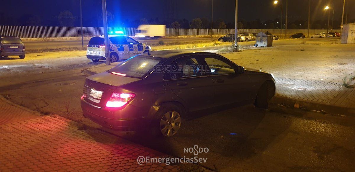 Fin de la persecución en el Polígono Sur de Sevilla. FOTO: EMERGENCIAS SEVILLA