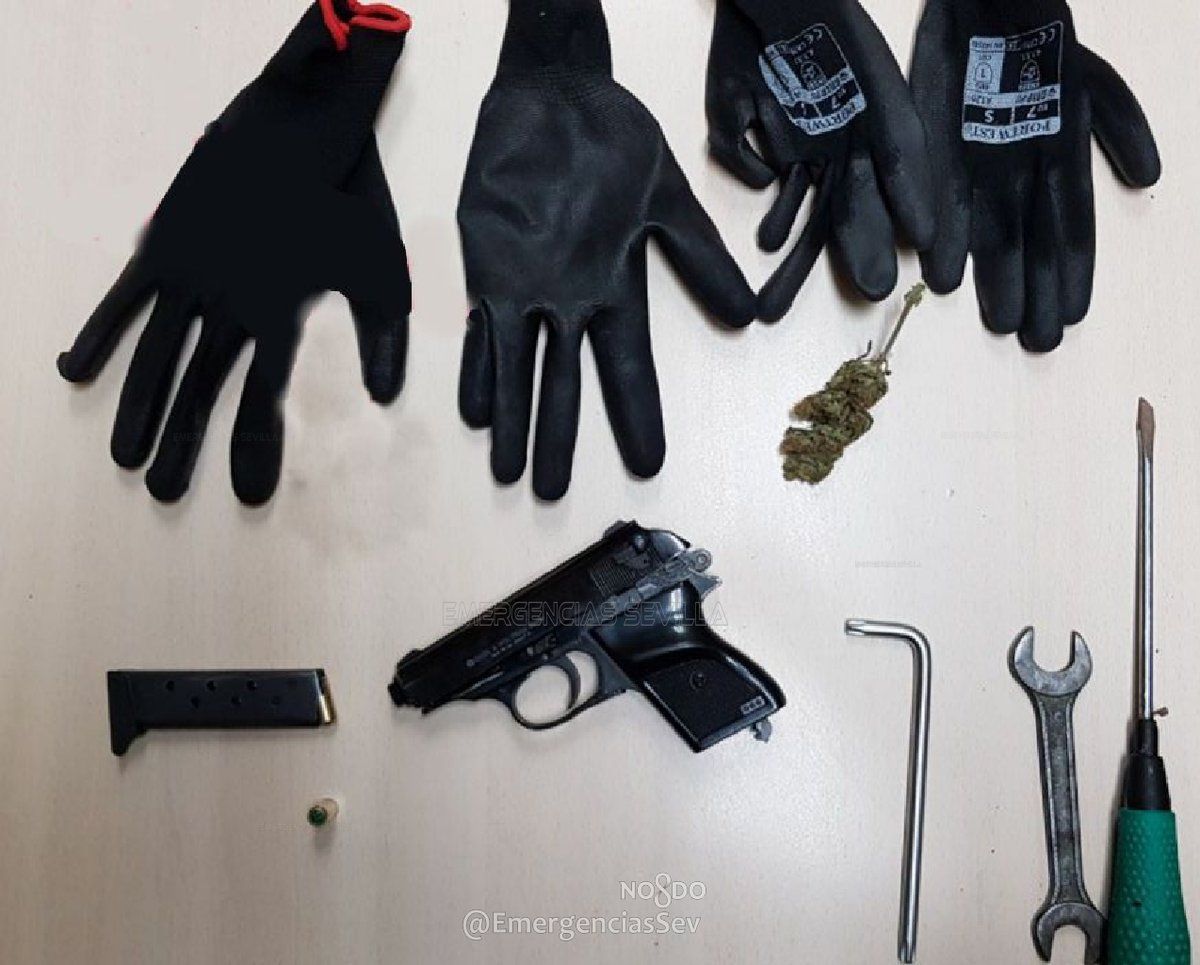 Pistola de gas comprimido con la que apunta un vecino que le riñó por llevar "los genitales sacados" en Sevilla.