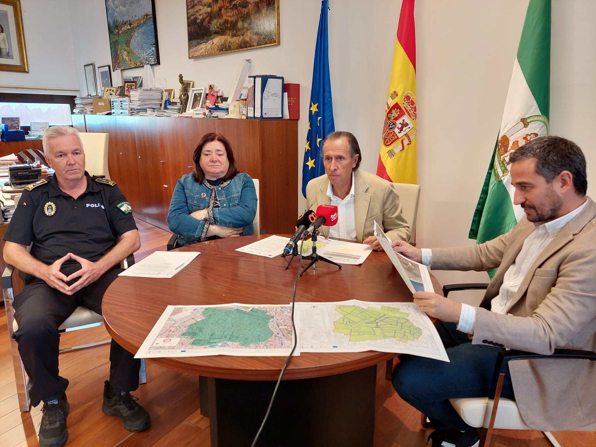 El alcalde, en el centro de la imagen, ha presentado la Zona de Bajas Emisiones de Chiclana.