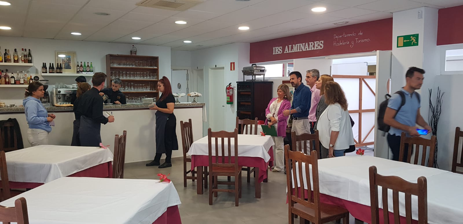 Visita de Isabel Paredes al IES Alminares donde el alumnado no tiene cocinas suficientes para las prácticas de todos los ciclos.