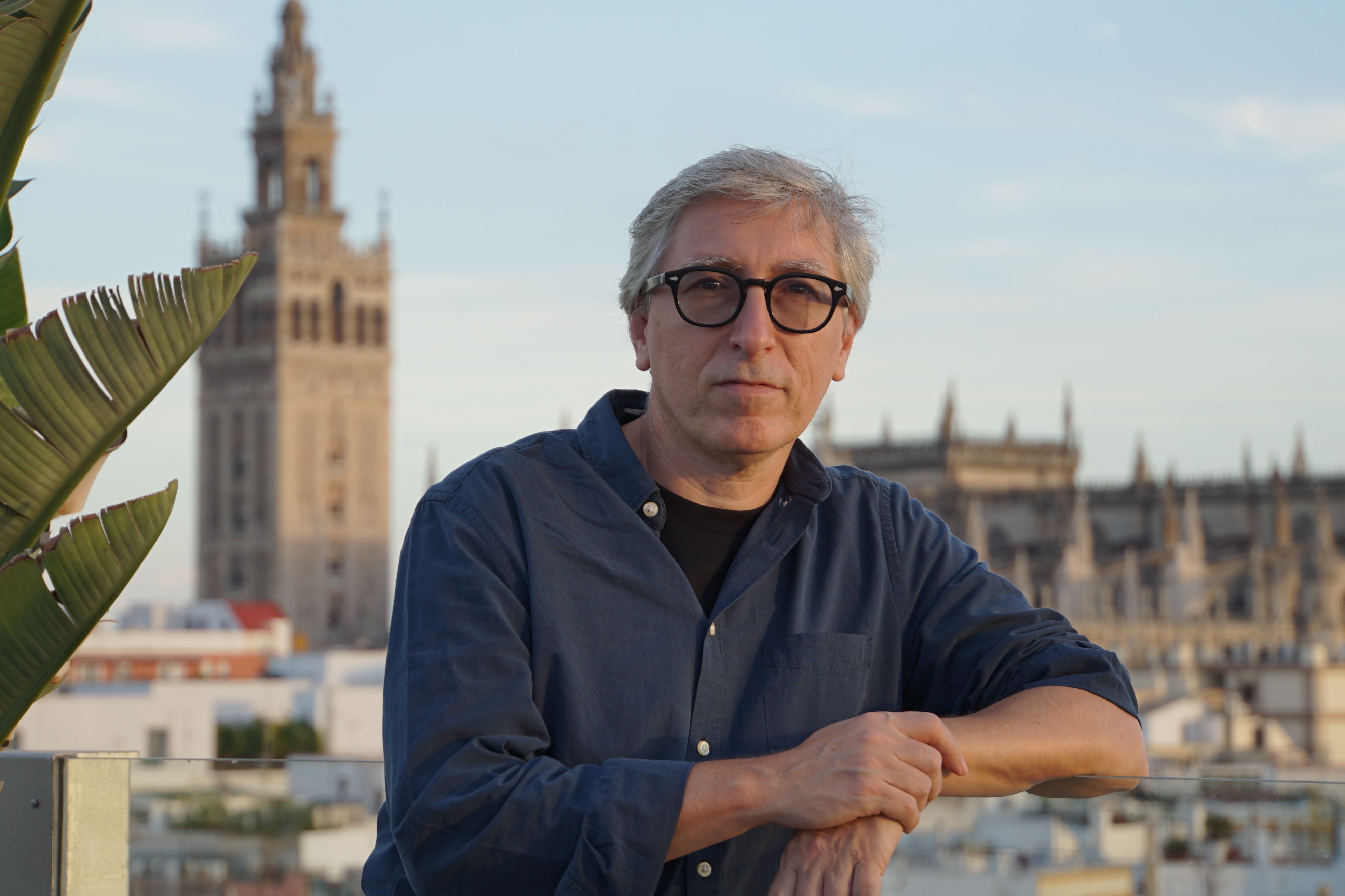 David Trueba con la Giralda de fondo.