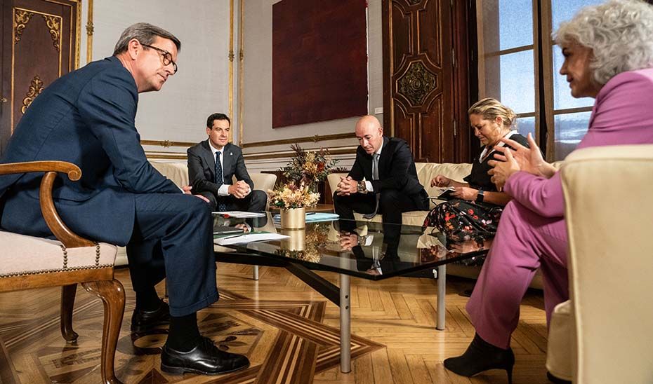 Un instante de la reunión del presidente de la Junta con responsables de Maersk. JUNTA