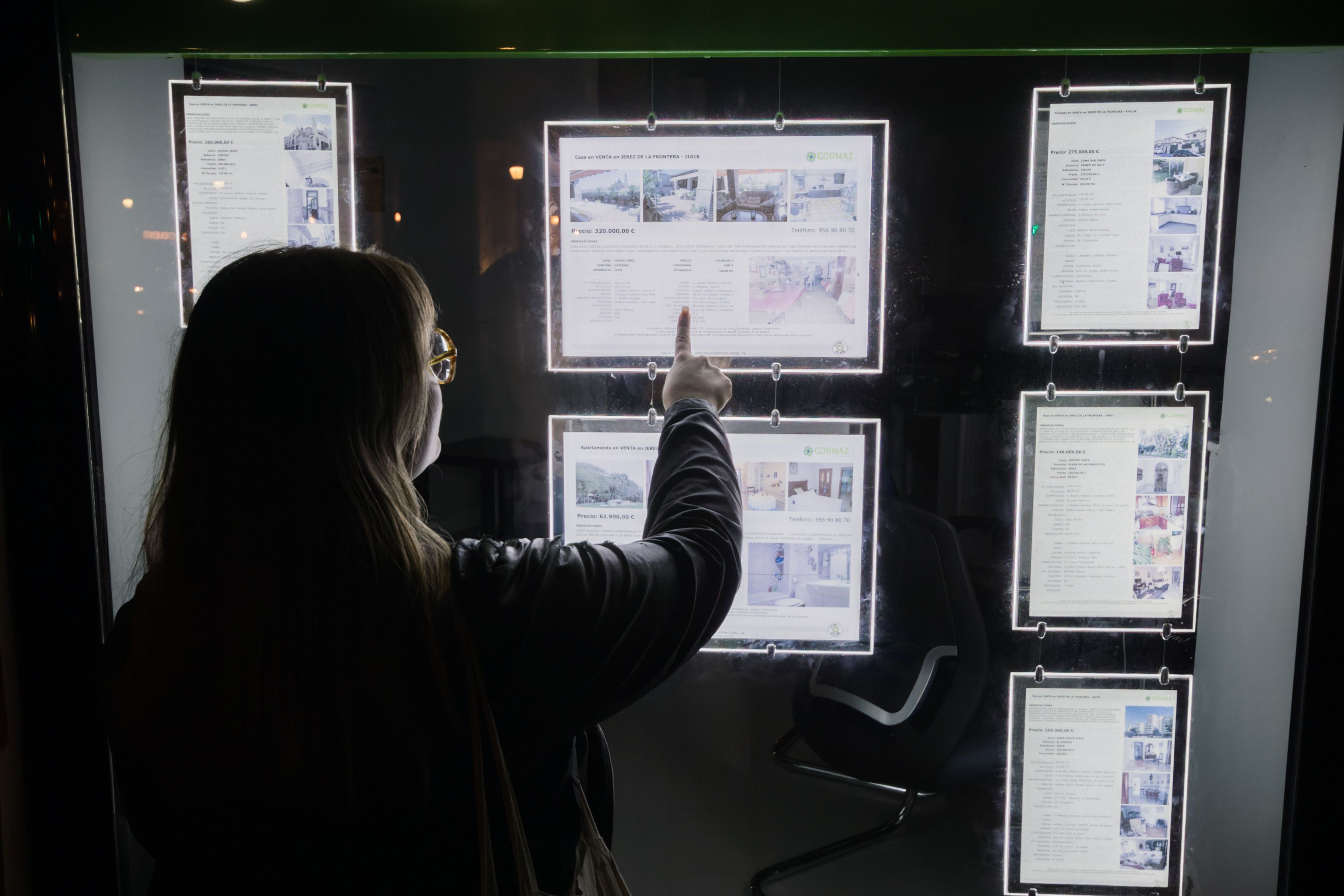 Una joven mira pisos alquilar o comprar. La Junta avalará el 15% de las hipotecas.