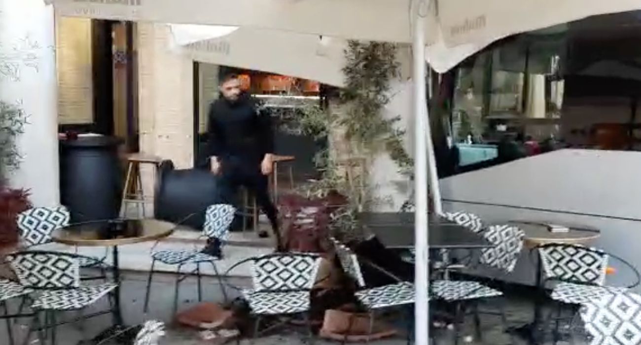 Una imagen del autobús que se ha empotrado en el Gallo Azul en Jerez.