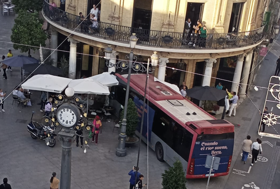 El autobús siniestrado en el Gallo Azul de Jerez.