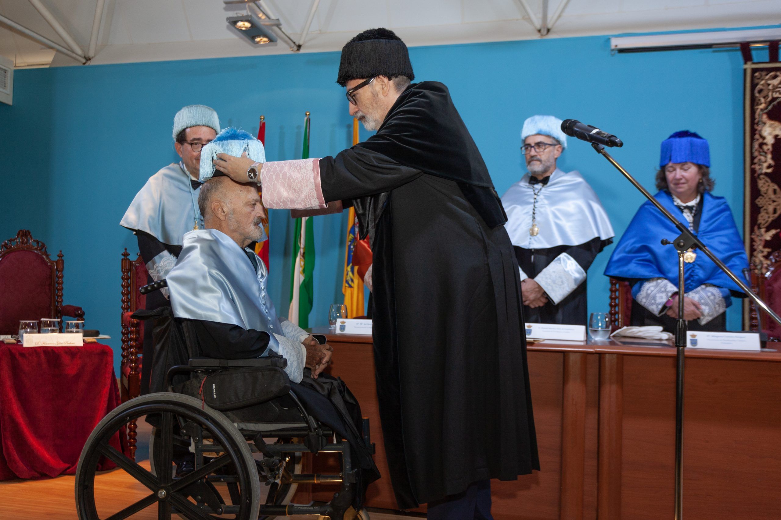 Momento de la investidura de Francisco Giles Pacheco como doctor Honoris Causa de la Universidad de Cádiz.   FOTO: UCA