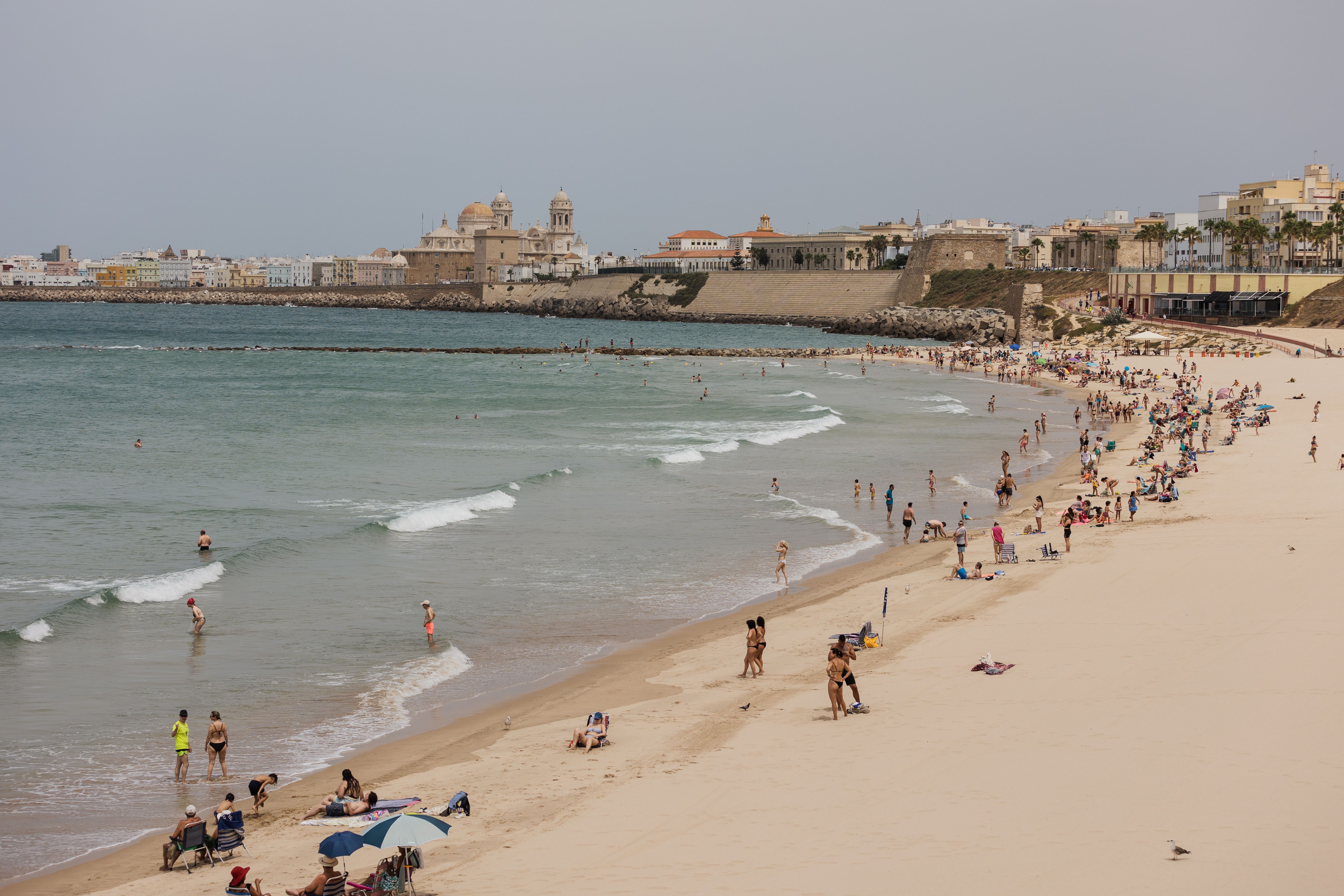 Una playa de Cádiz, ciudad trimilenaria.