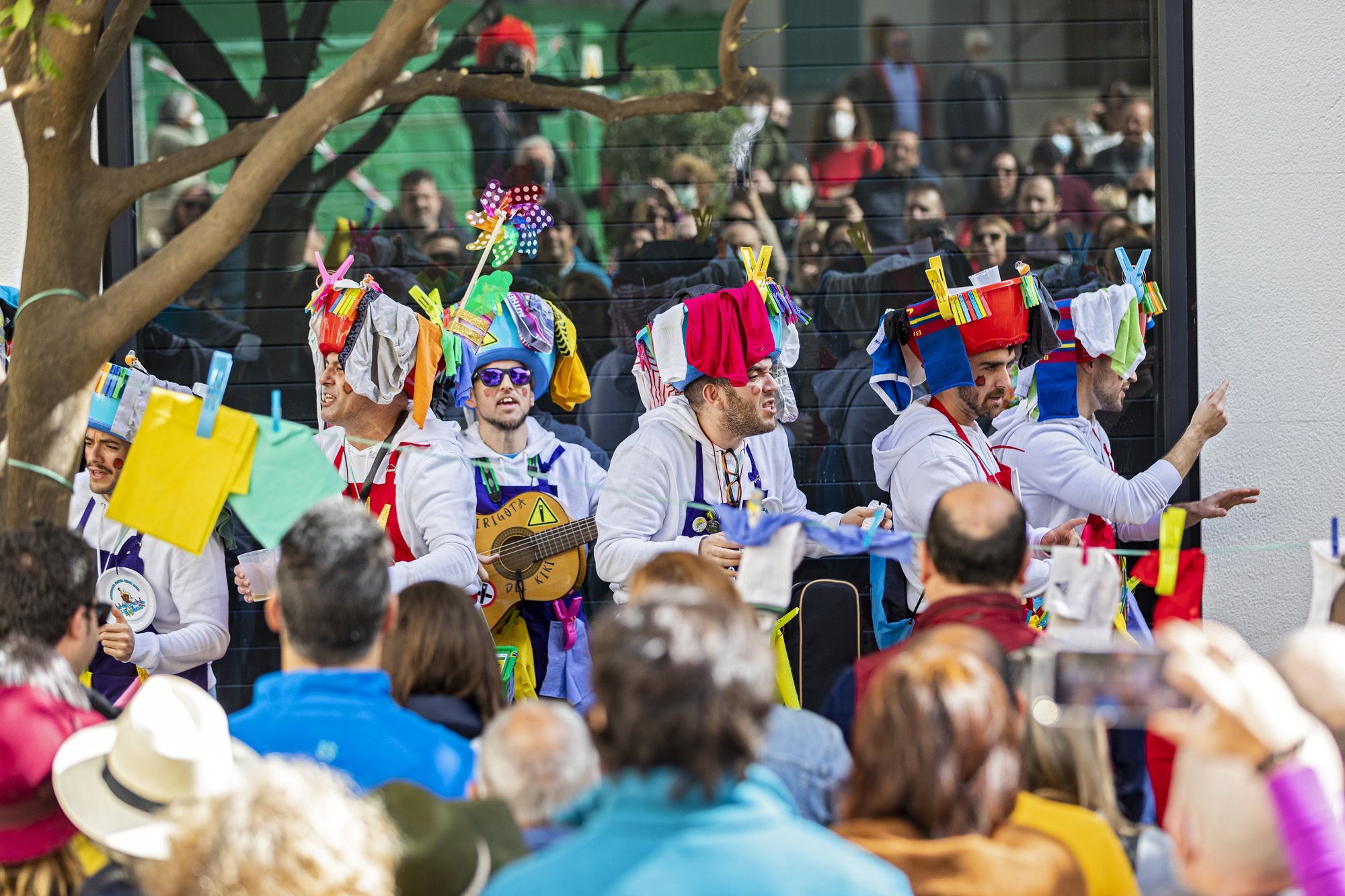 Una agrupación de Cádiz, cantando en Carnaval.