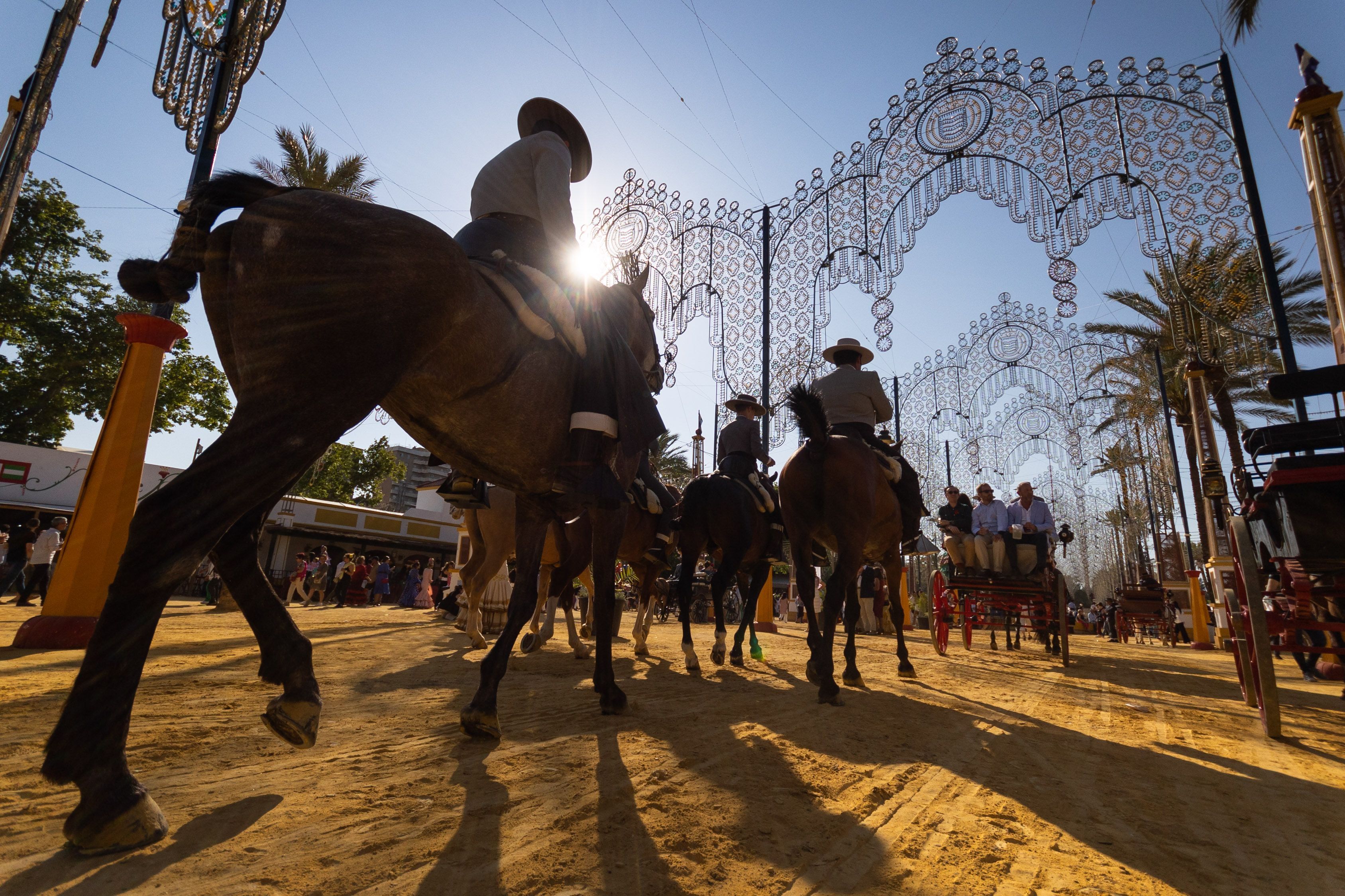 Jinetes pasean por la Feria del Caballo de Jerez.