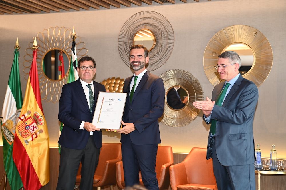 El Corte Inglés recibiendo el certificado 'residuo cero' de Aenor.