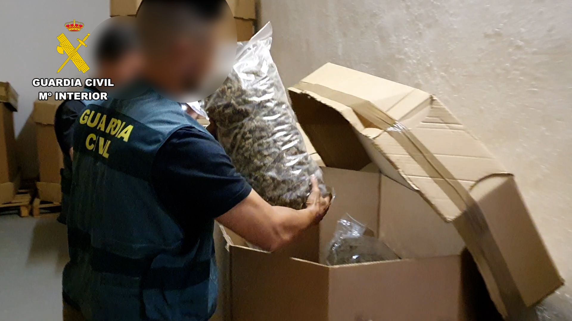 Agentes de la Guardia Civil con parte del alijo de marihuana incautado. Agentes de la Guardia Civil con parte del alijo de marihuana incautado.