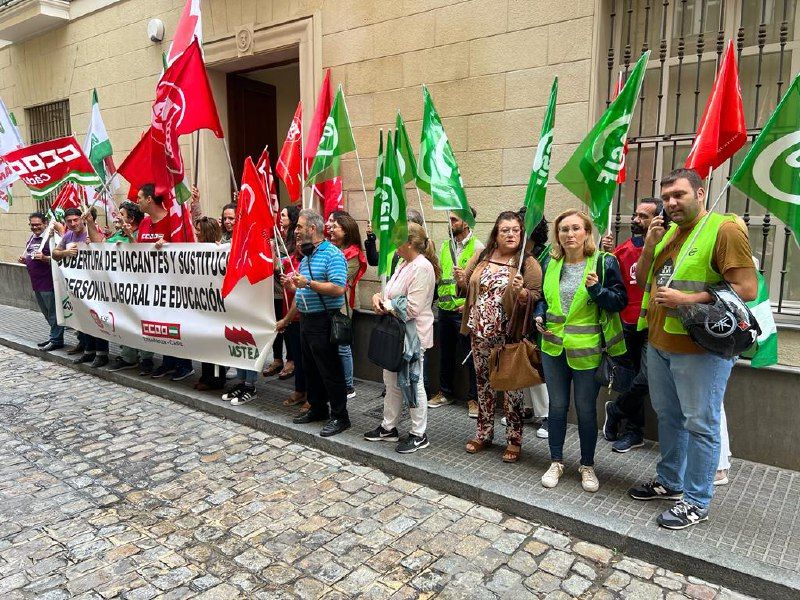 CSIF se concentra para pedir la cobertura de vacantes en centros educativos.
