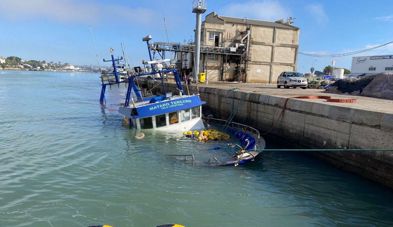 El pesquero hundido en Cádiz.