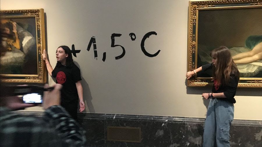 Activistas pegadas a los cuadros de Goya.