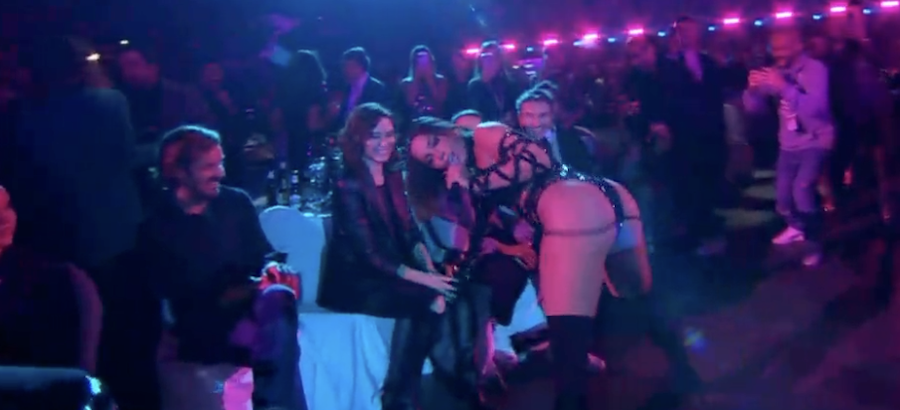 Anitta, en pleno perreo ante Isabel Díaz Ayuso.